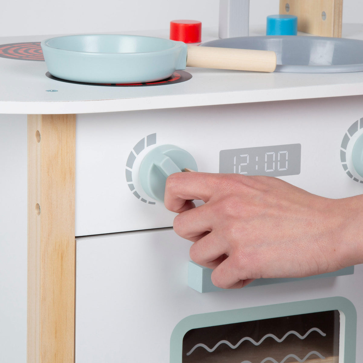 Cozinha WOOMAX em madeira com utensílios