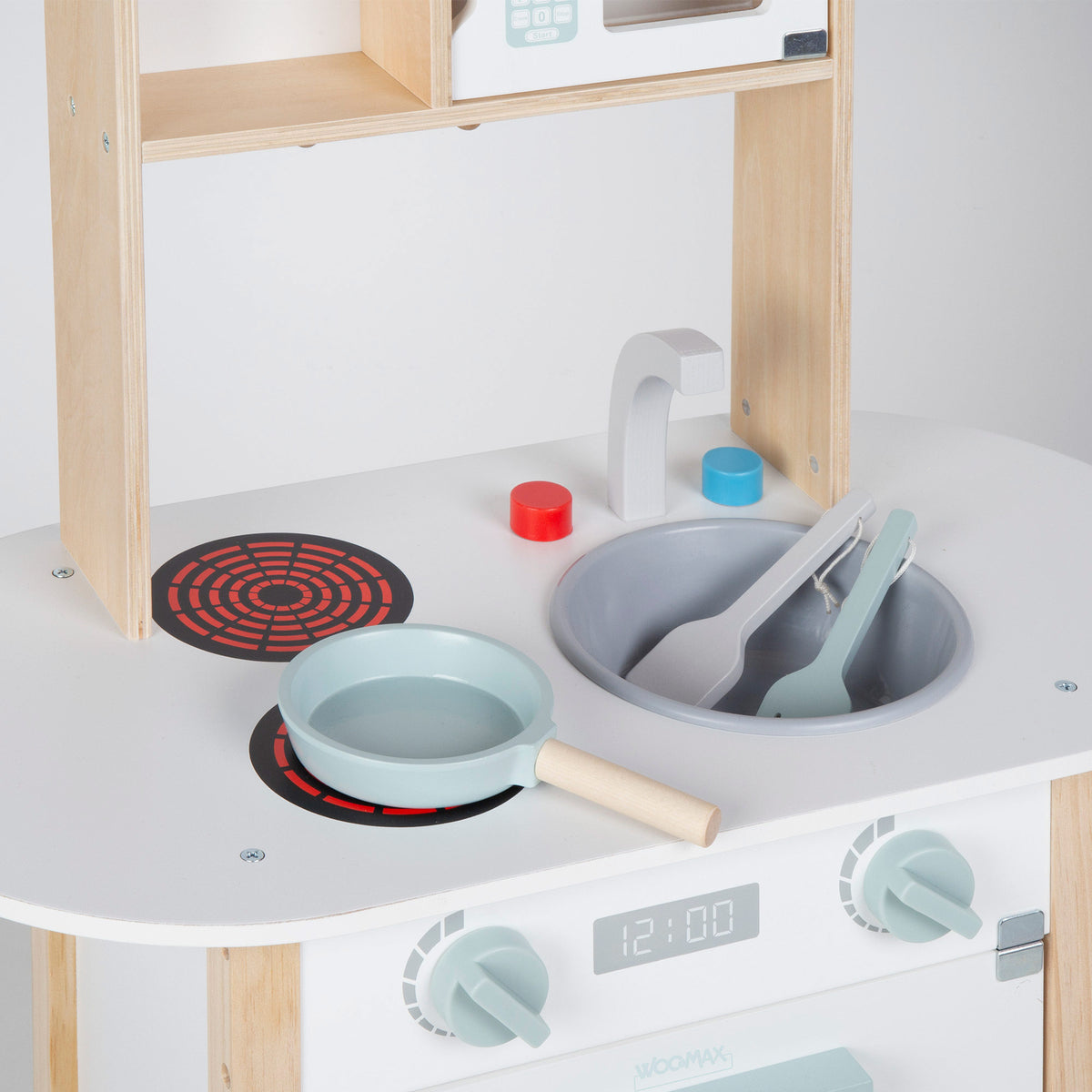 Cozinha WOOMAX em madeira com utensílios