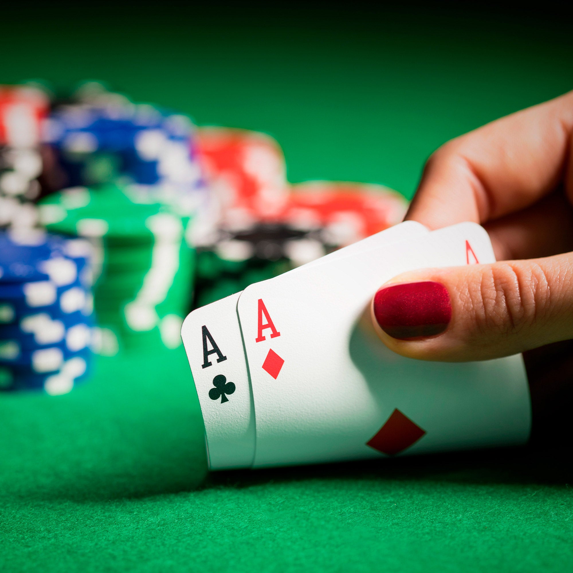 Conjunto de póquer Texas Hold'em de 110 peças com mala de transporte da CB Games