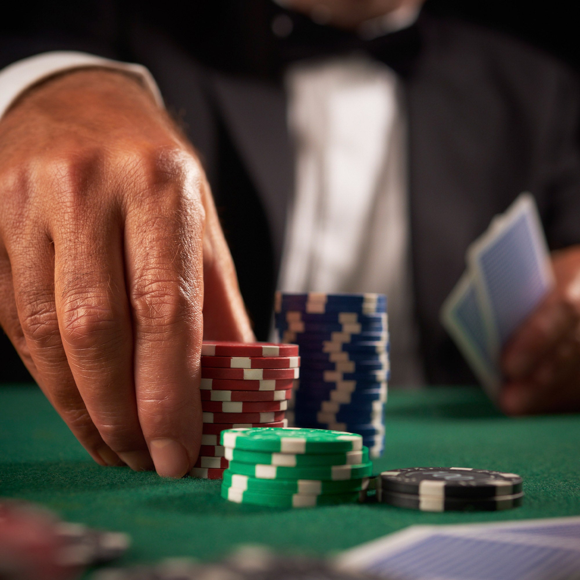 Conjunto de póquer Texas Hold'em de 110 peças com mala de transporte da CB Games
