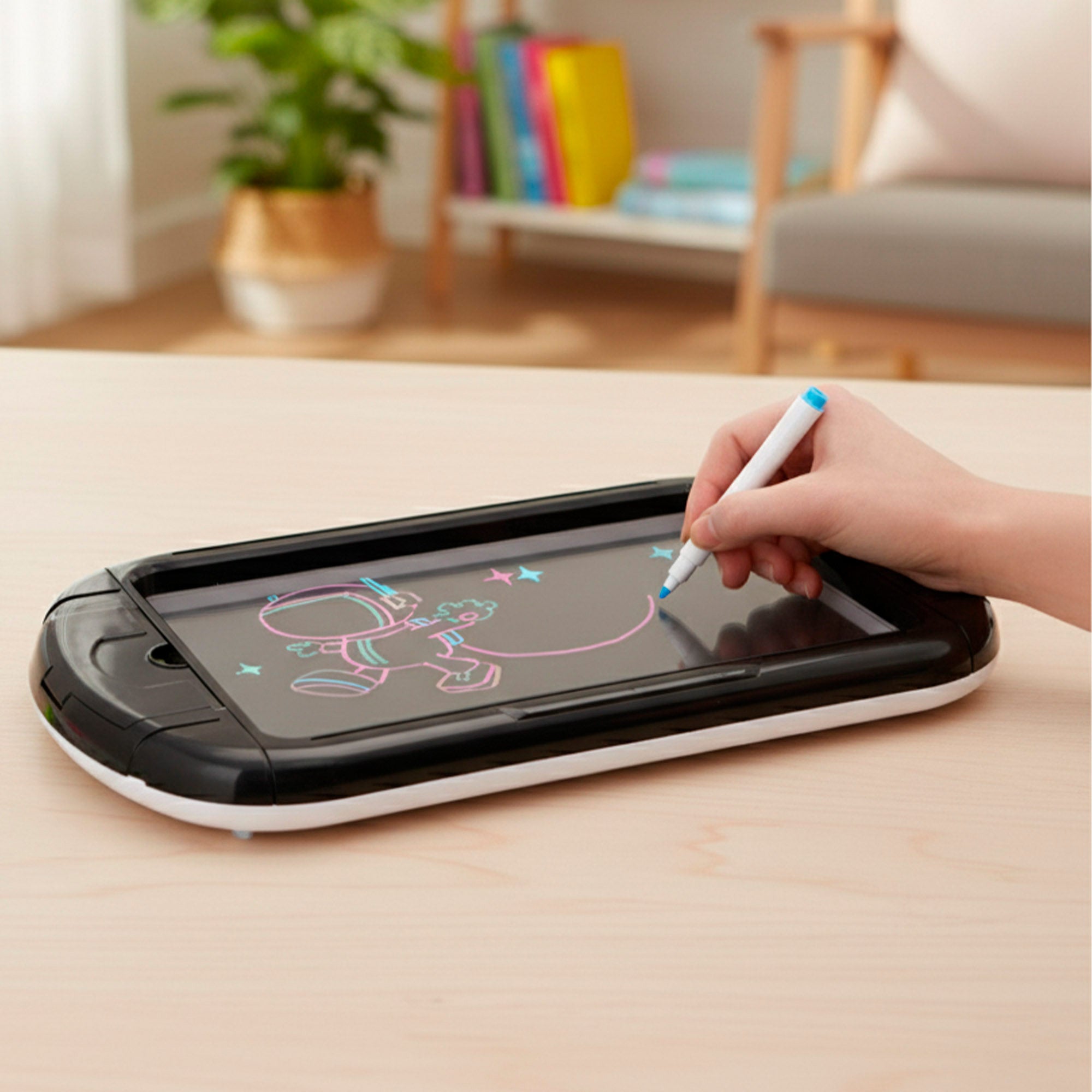 Tablet néon com desenhos e marcadores. Boa ideia!