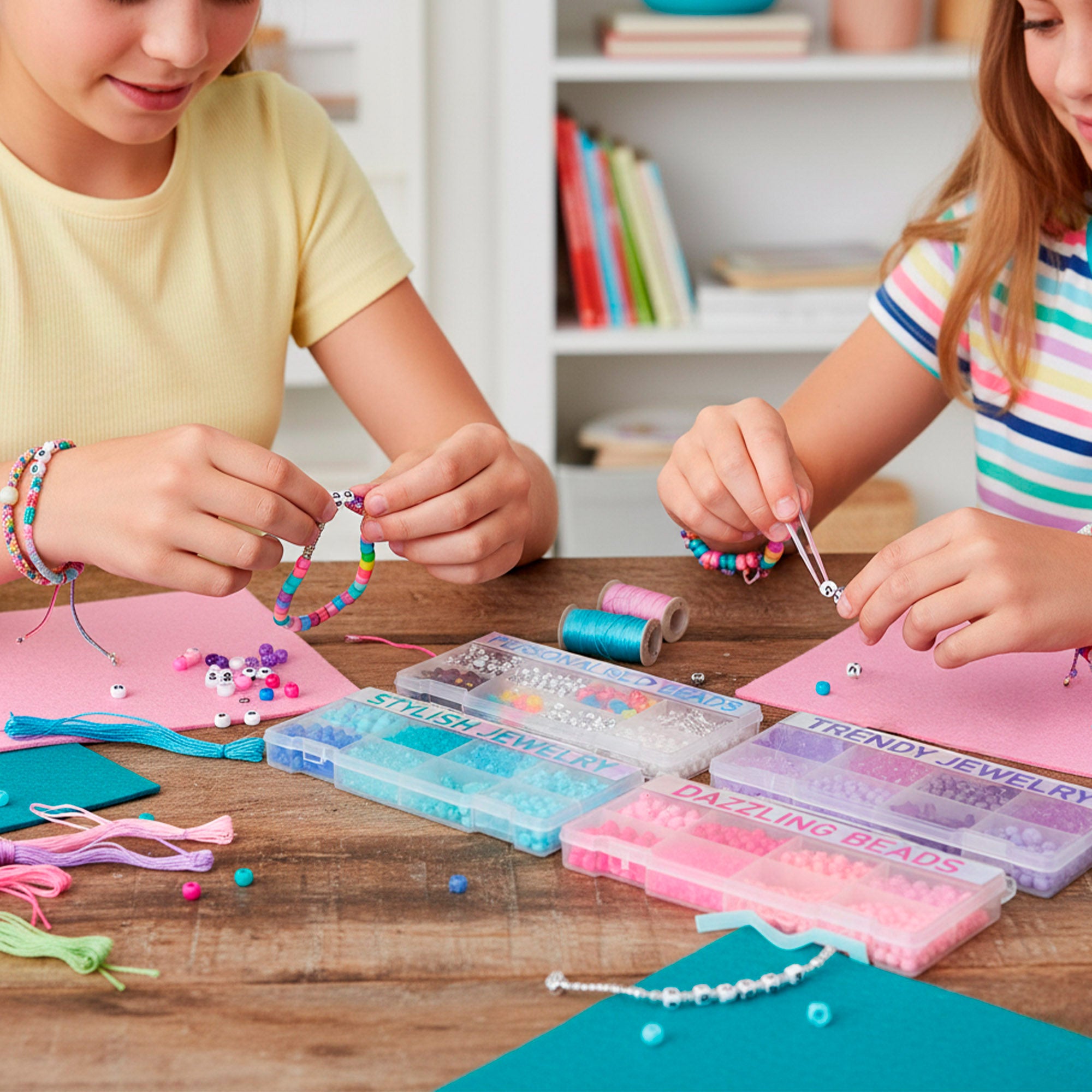 Conjunto de joias criativas Beauty Love com missangas coloridas e acessórios.