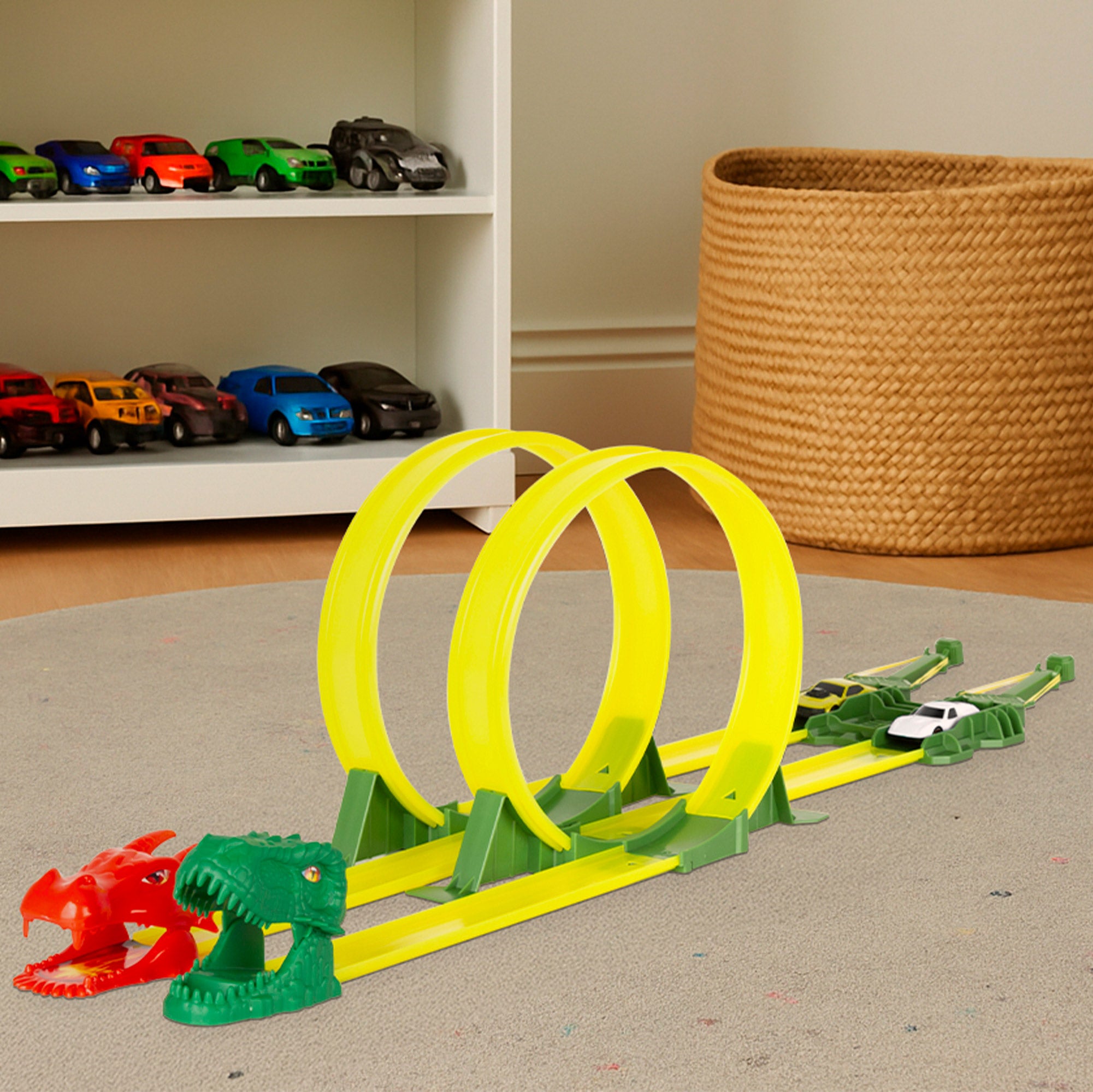 Pista de carros em forma de dinossauro com lançador duplo e dois carros Teamsterz.