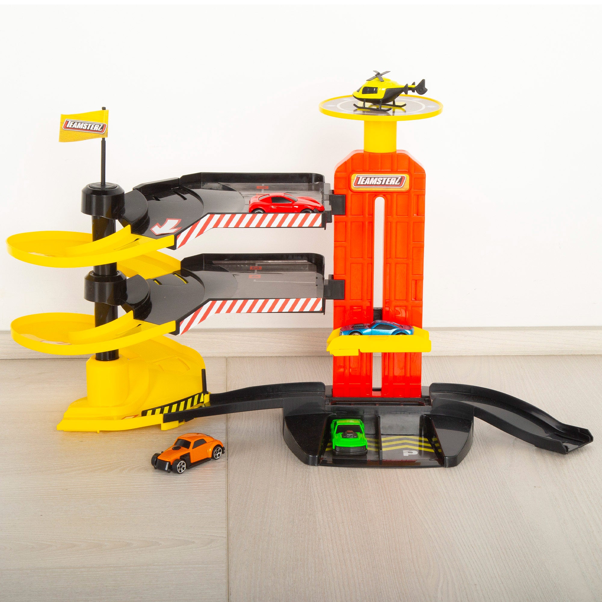 Estacionamento de 3 andares com helicóptero e carros de metal da Teamsterz.