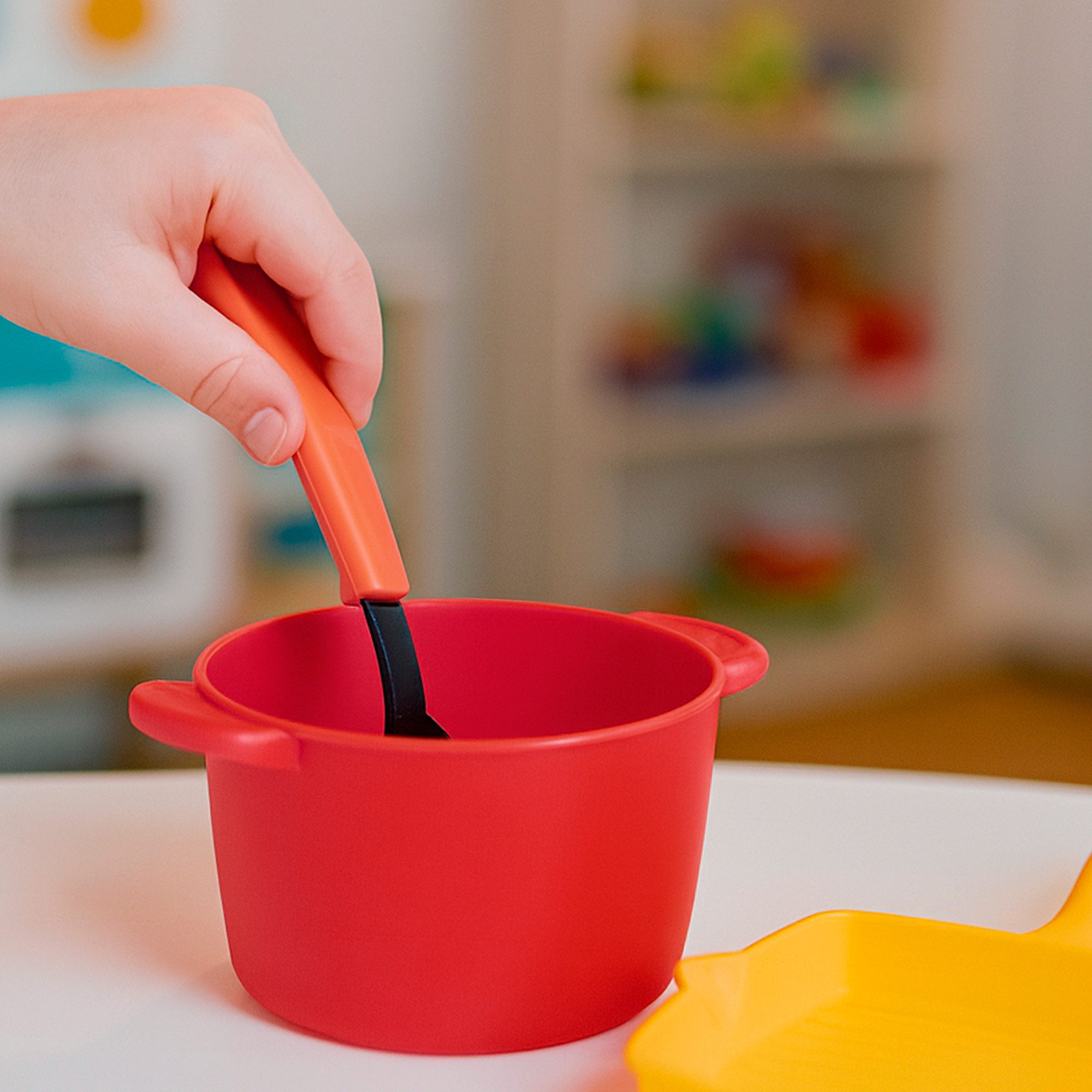 Trem de cozinha infantil PLAY com 13 peças, incluindo panelas, frigideira, escorredor e utensílios.