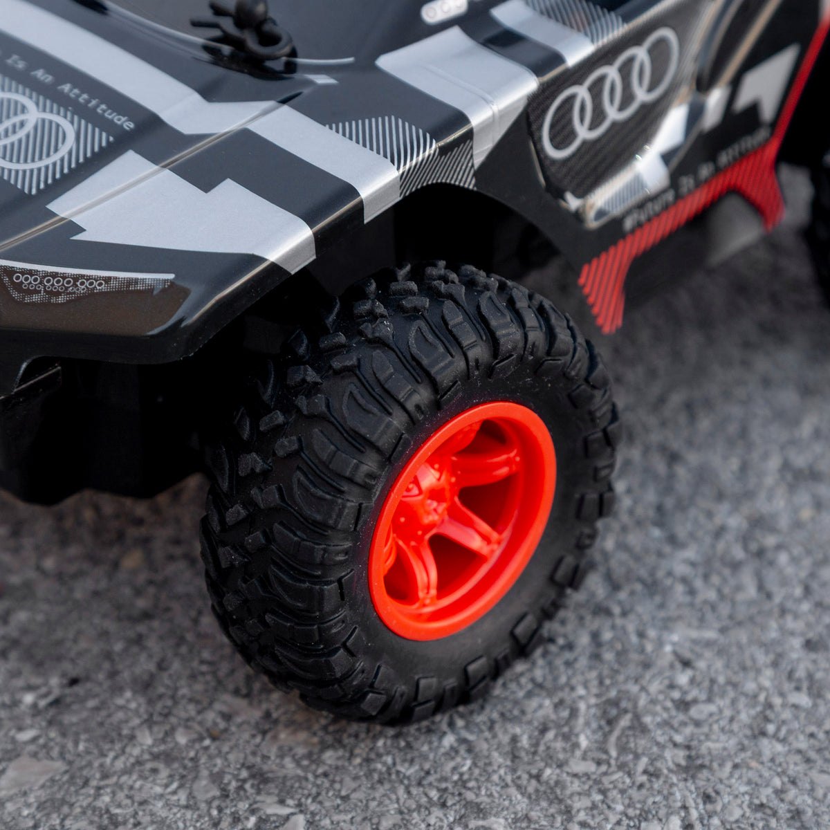 Carro telecomandado com luz 1:24 Audi RSQ e-tron