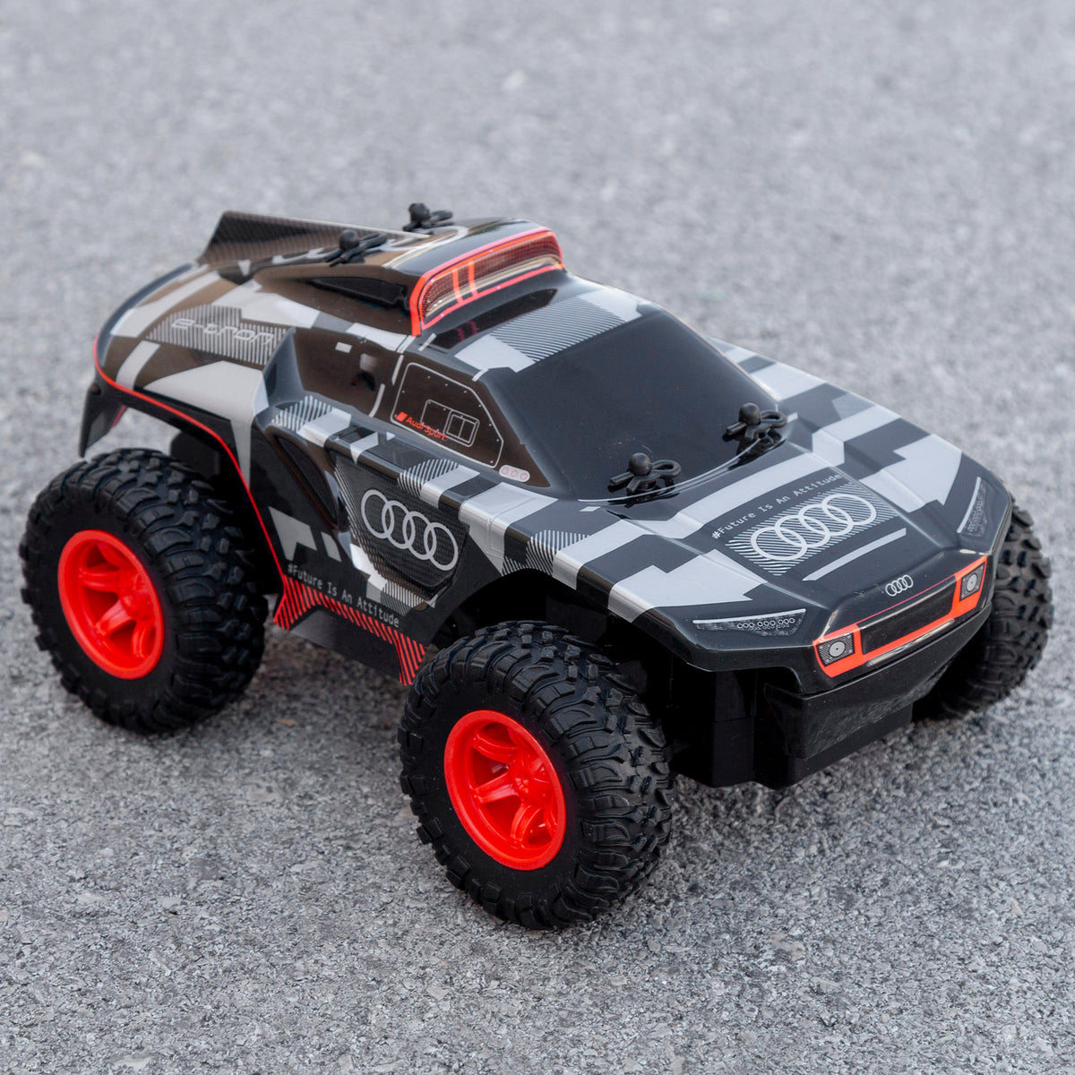 Carro telecomandado com luz 1:24 Audi RSQ e-tron