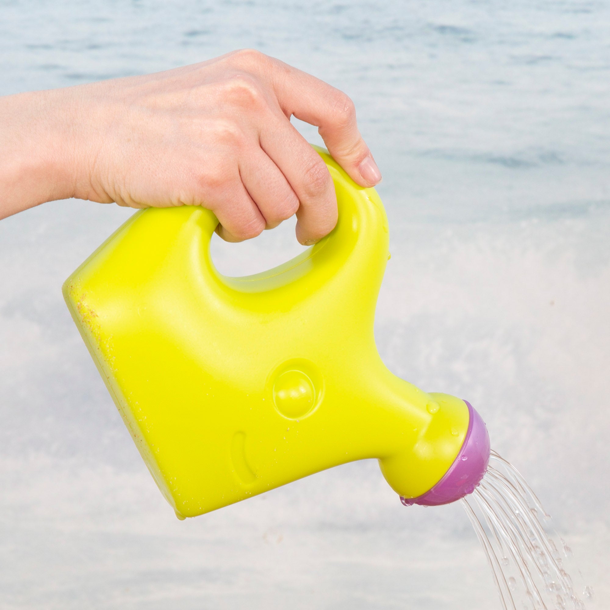 Conjunto de balde de cores de praia com acessórios