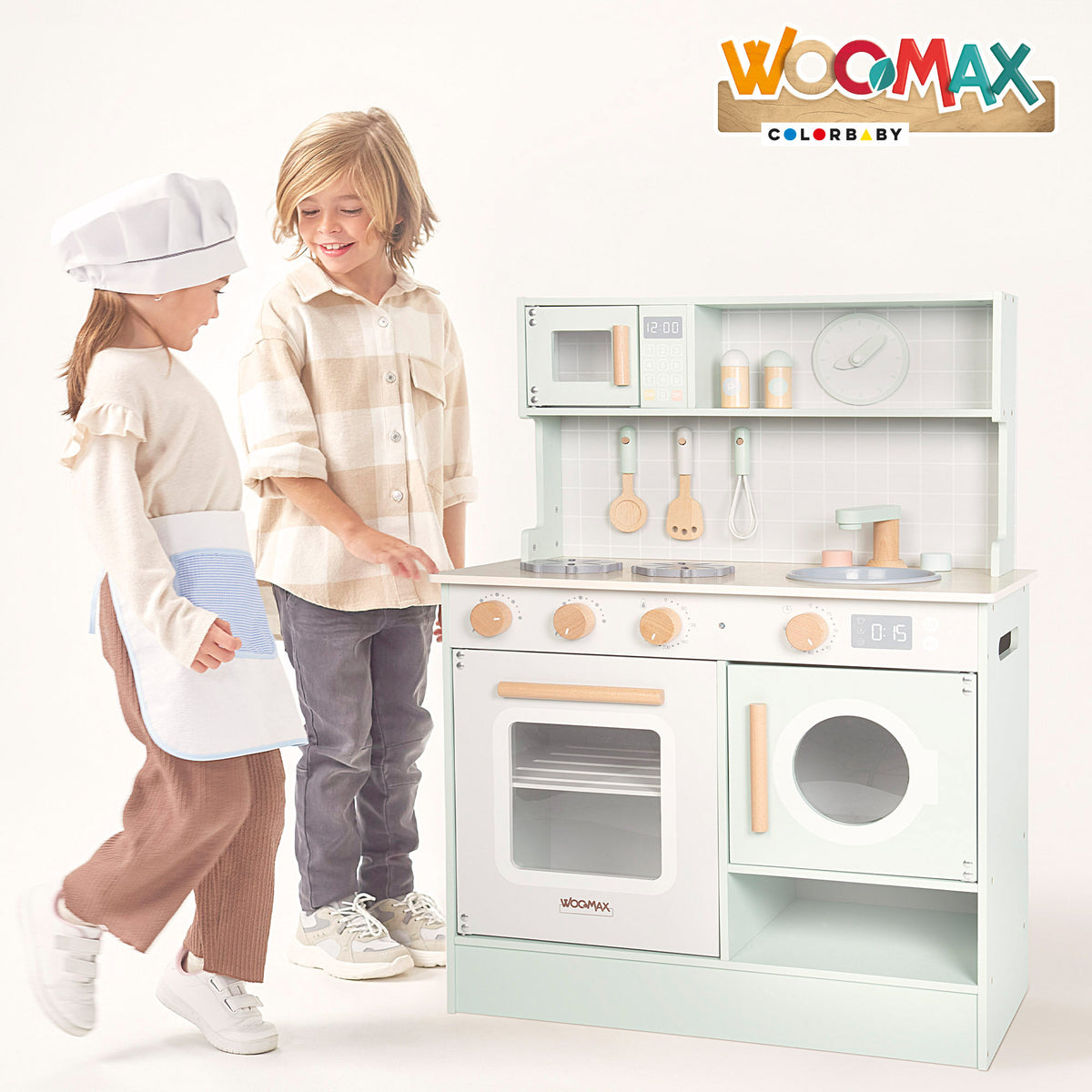 Cozinha em madeira WOOMAX com elementos interativos e acessórios.