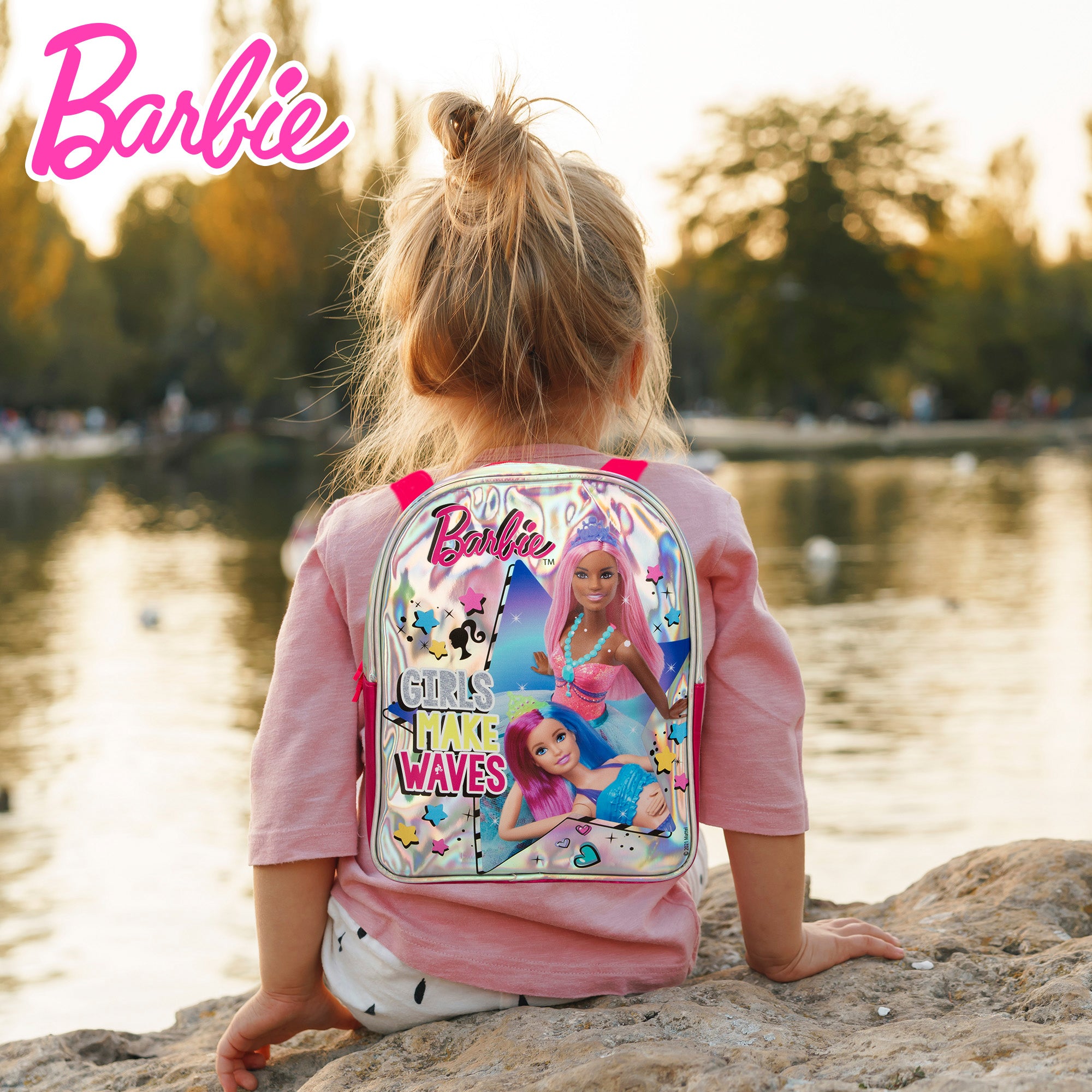 Mochila Barbie com glitter e kit de plasticina com moldes.