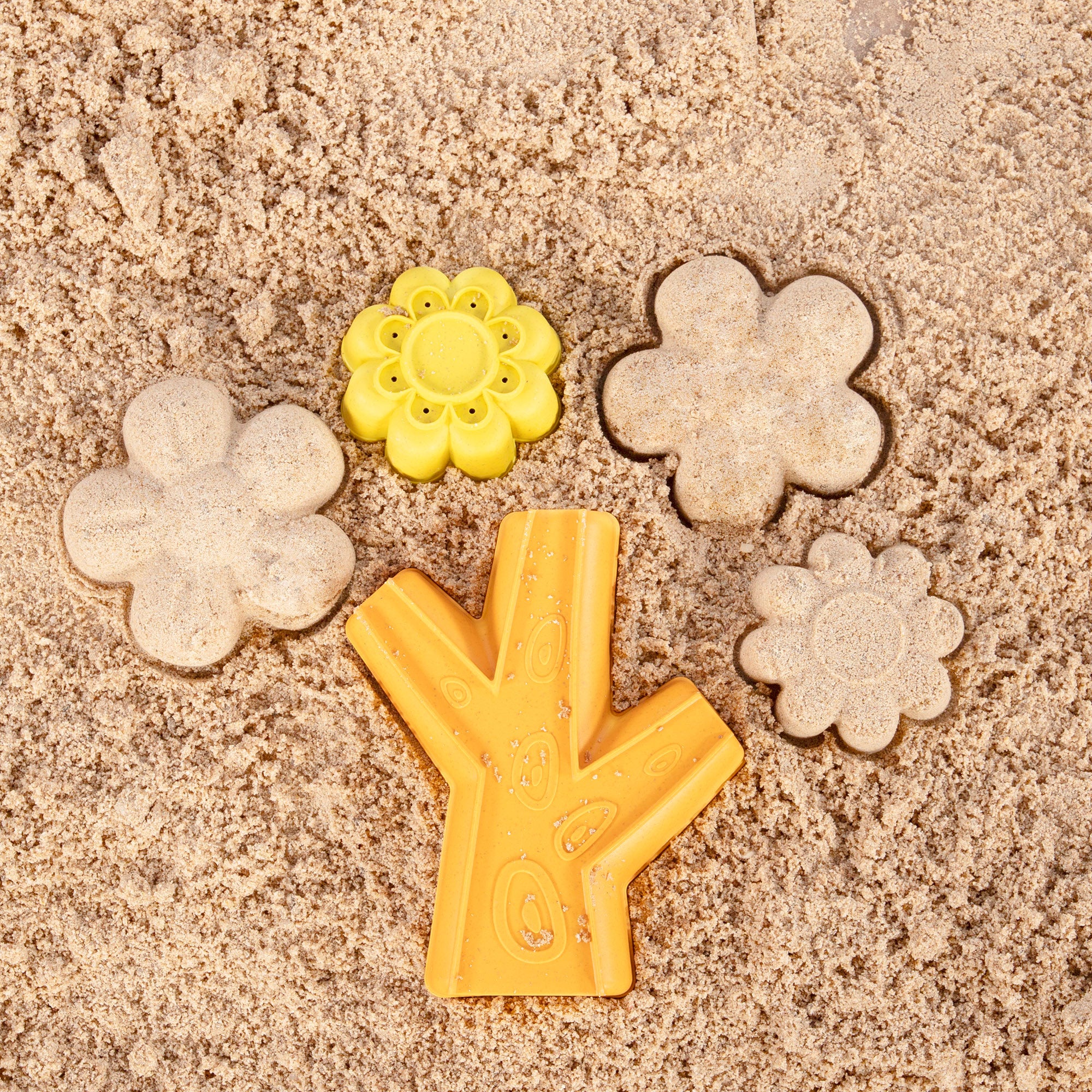 Conjunto de brinquedos de praia com balde e acessórios. Colorido Praia