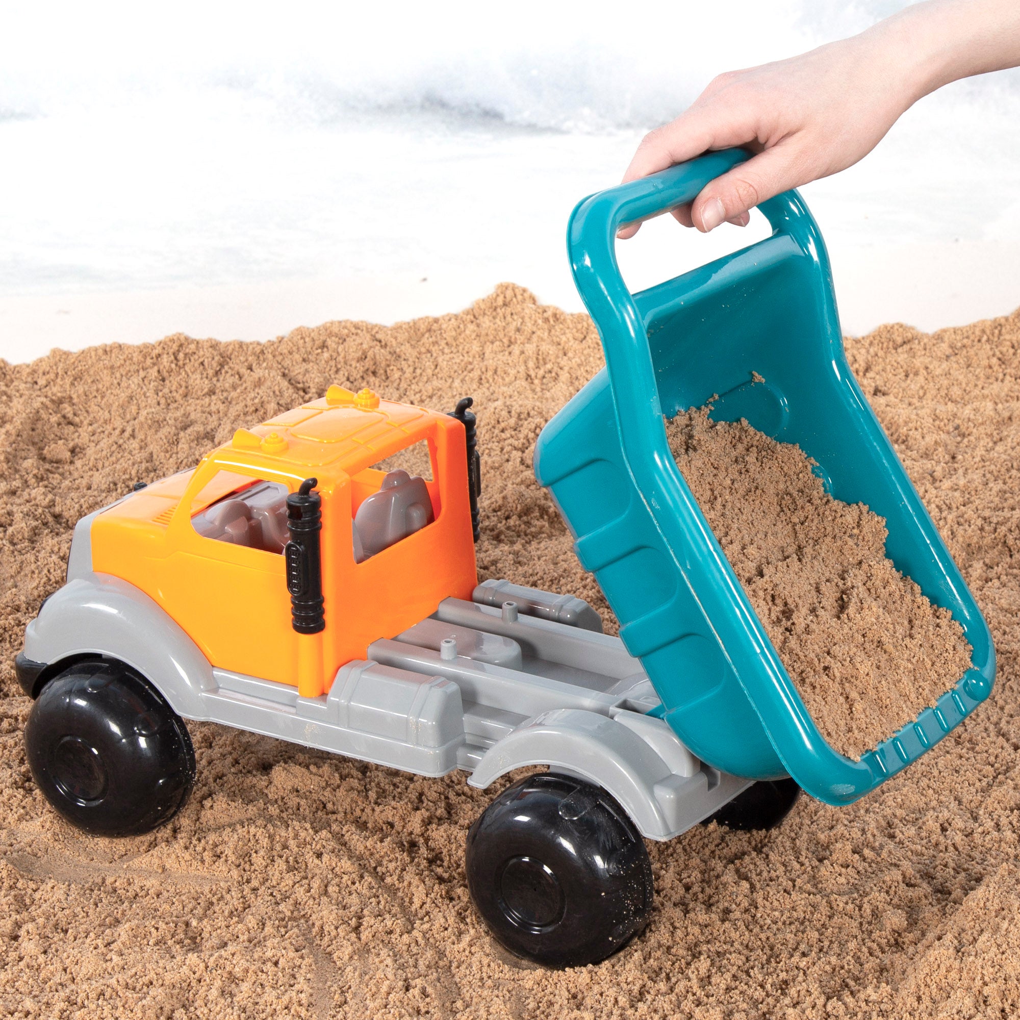 Conjunto de brinquedos de praia: camião com acessórios coloridos.