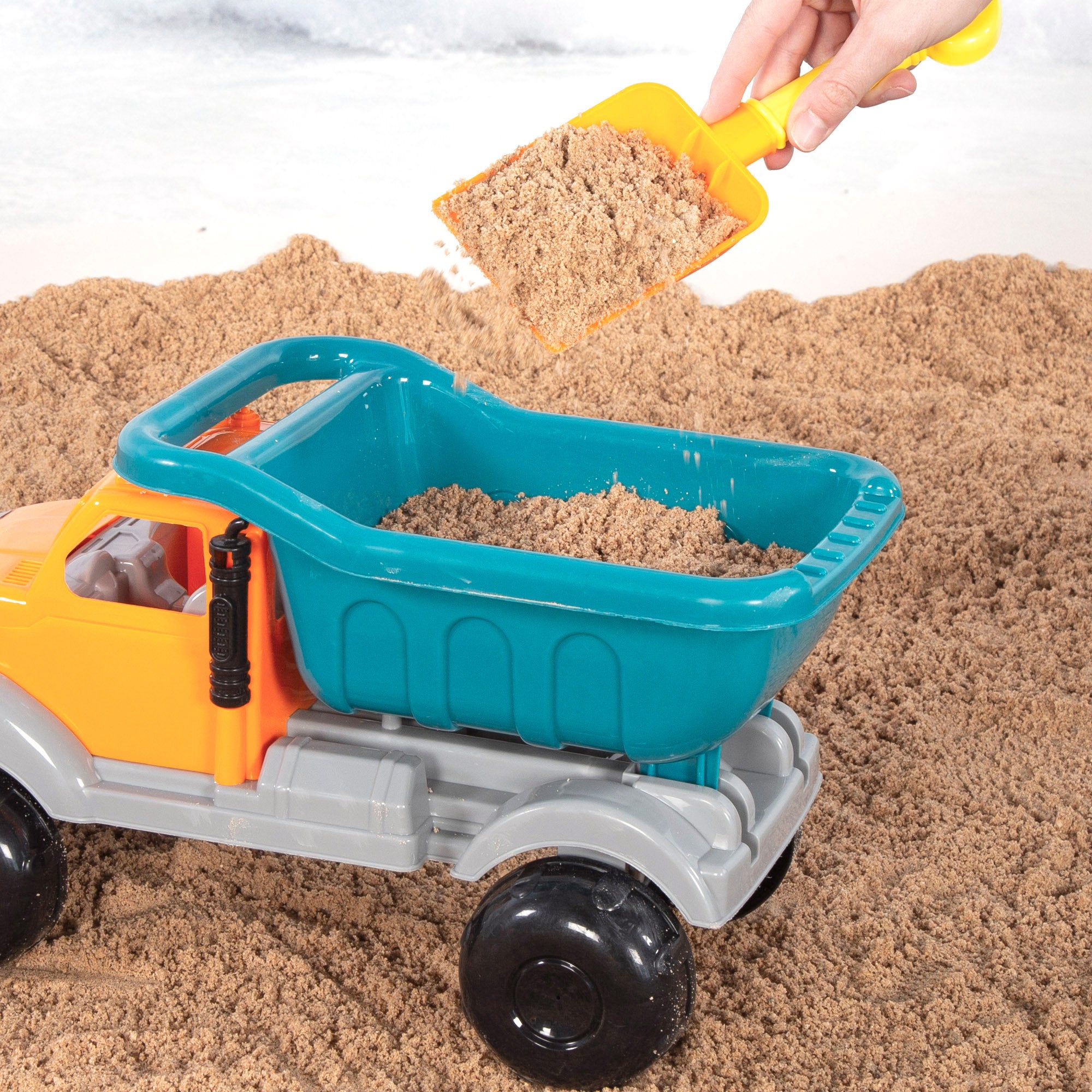 Conjunto de brinquedos de praia: camião com acessórios coloridos.