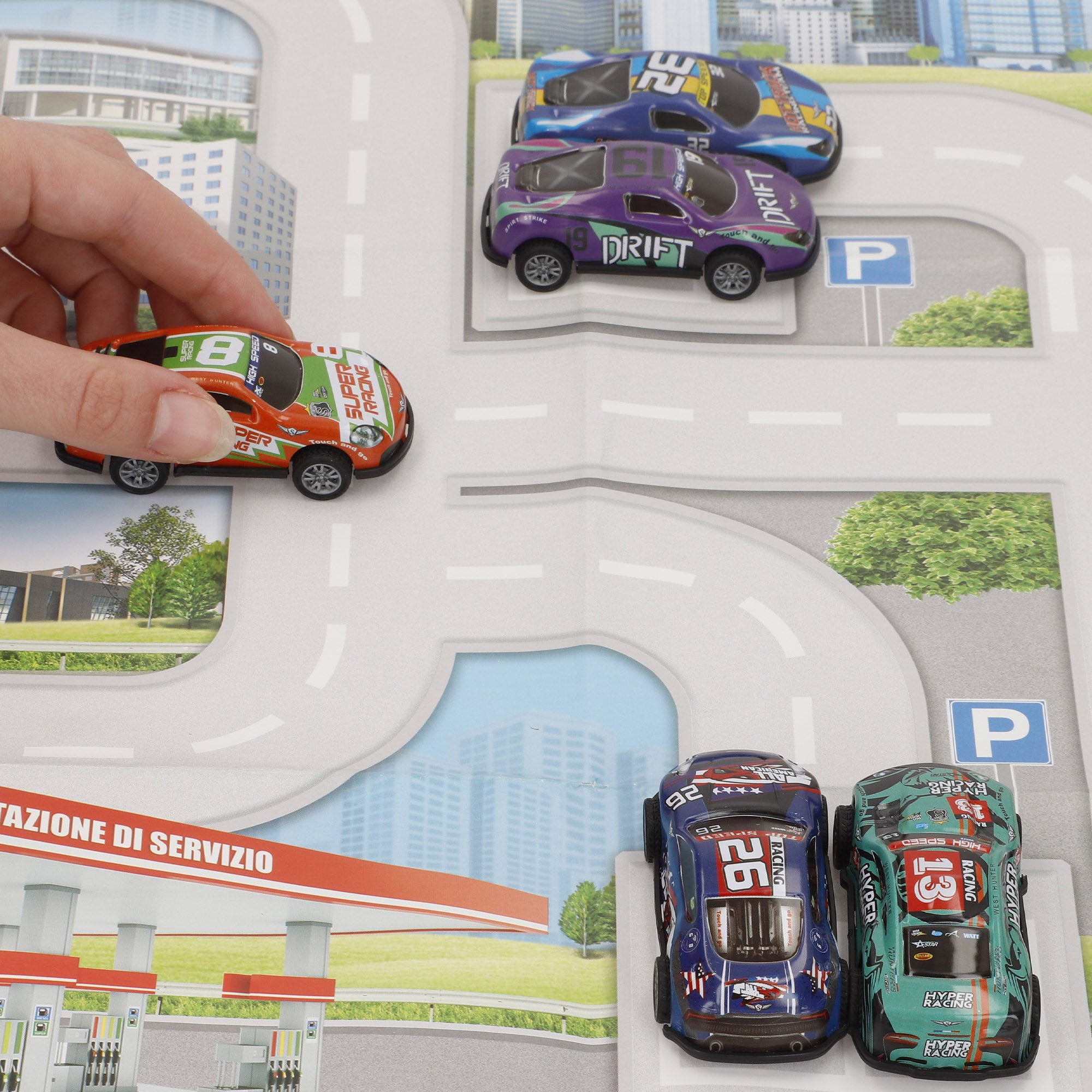 Circuito urbano Speed ​​​​&amp; Go com veículos de fricção à escala 1:87 e sinais de trânsito.