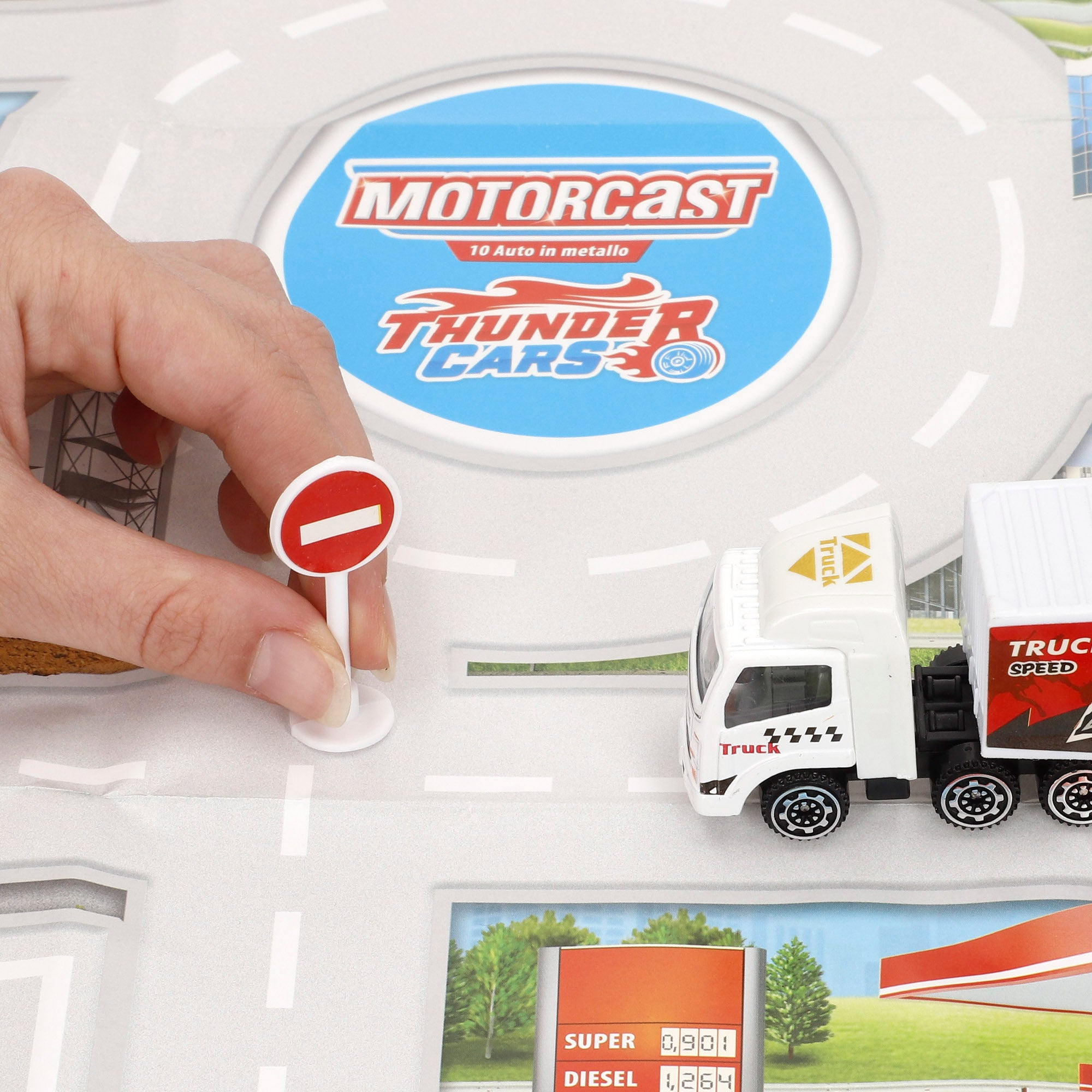 Circuito urbano Speed ​​​​&amp; Go com veículos de fricção à escala 1:87 e sinais de trânsito.