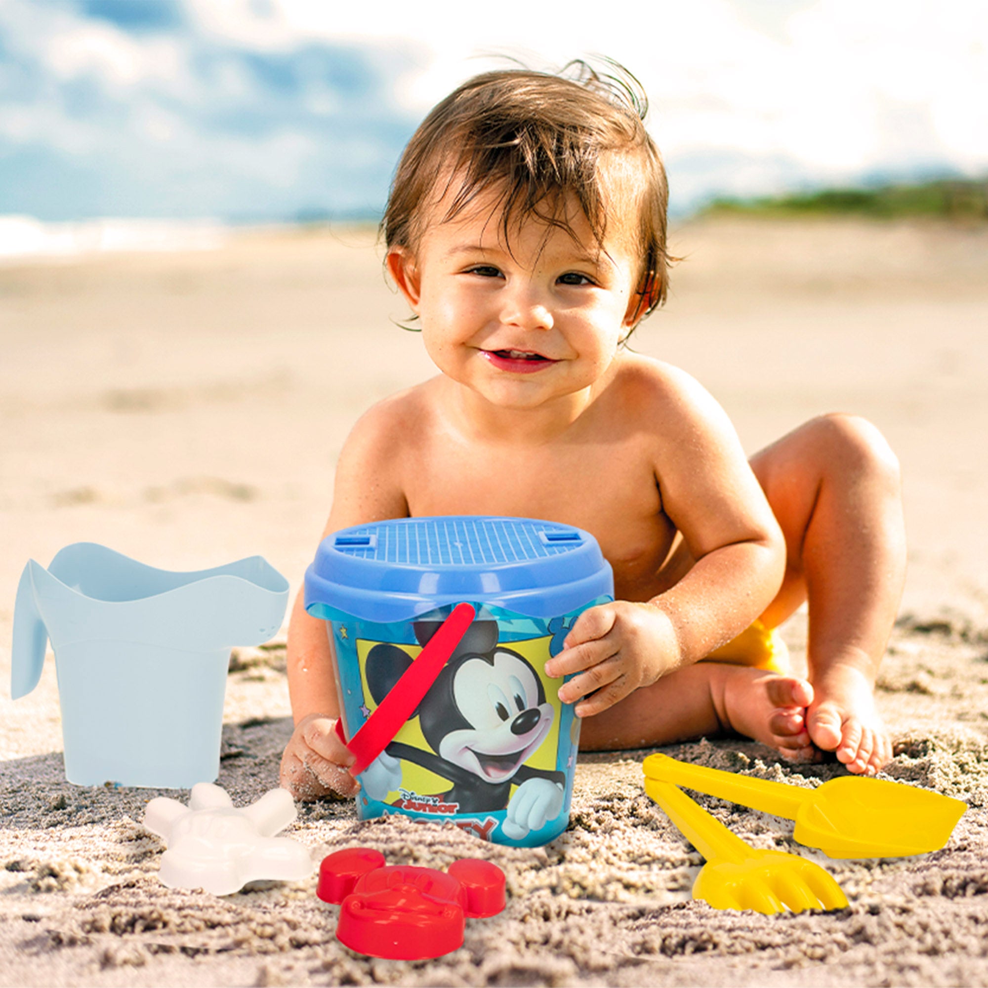 Conjunto de praia Mickey Mouse com balde, acessórios e mochila para transporte.