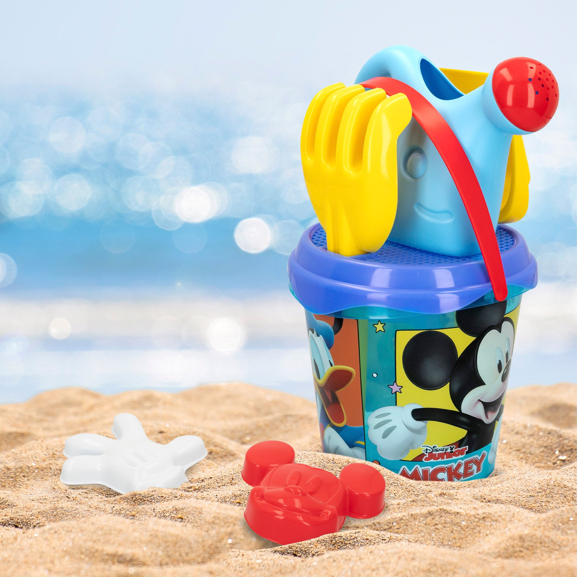 Conjunto de praia Mickey Mouse com balde, acessórios e mochila para transporte.