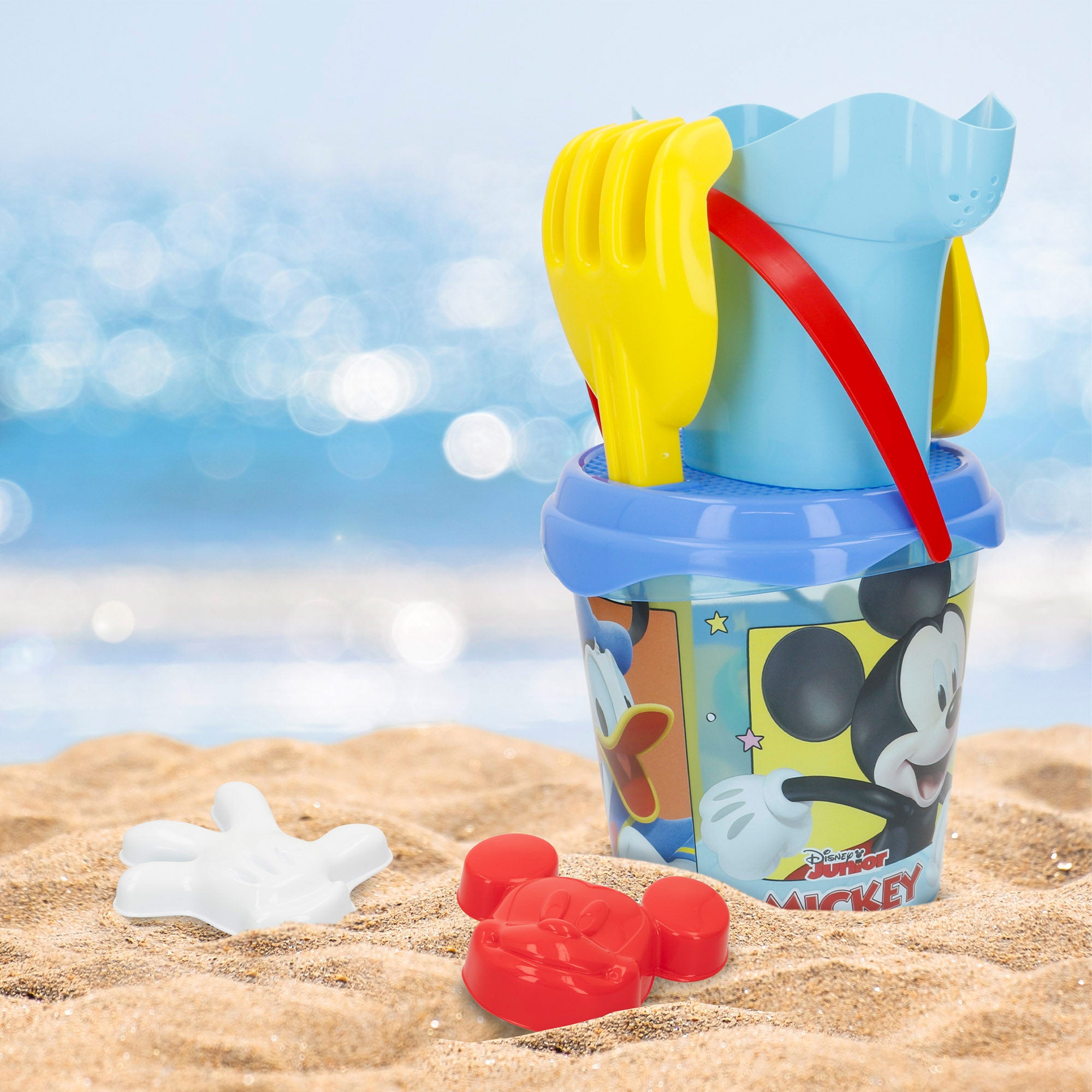 Conjunto de praia Mickey Mouse com balde, acessórios e mochila para transporte.