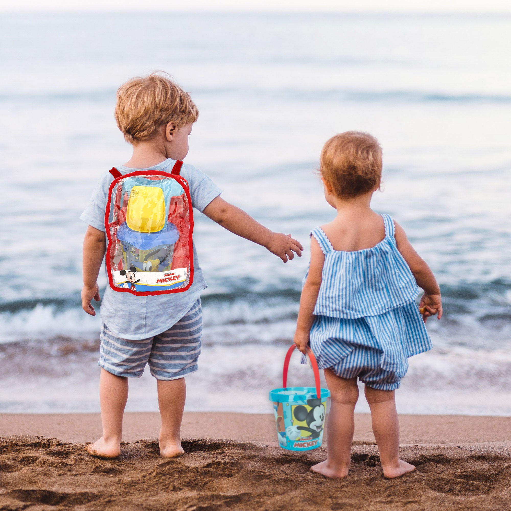 Conjunto de praia Mickey Mouse com balde, acessórios e mochila para transporte.