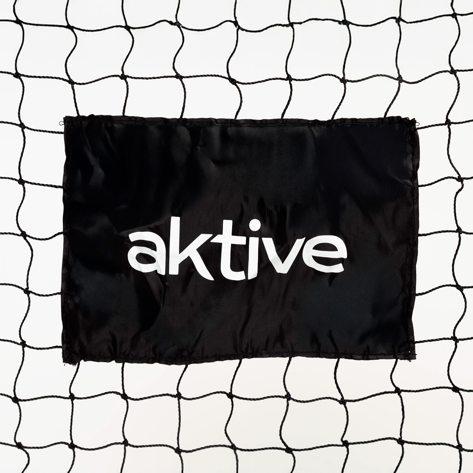 Trave de futebol Aktive de 2,5 m com proteção, rede e estacas.