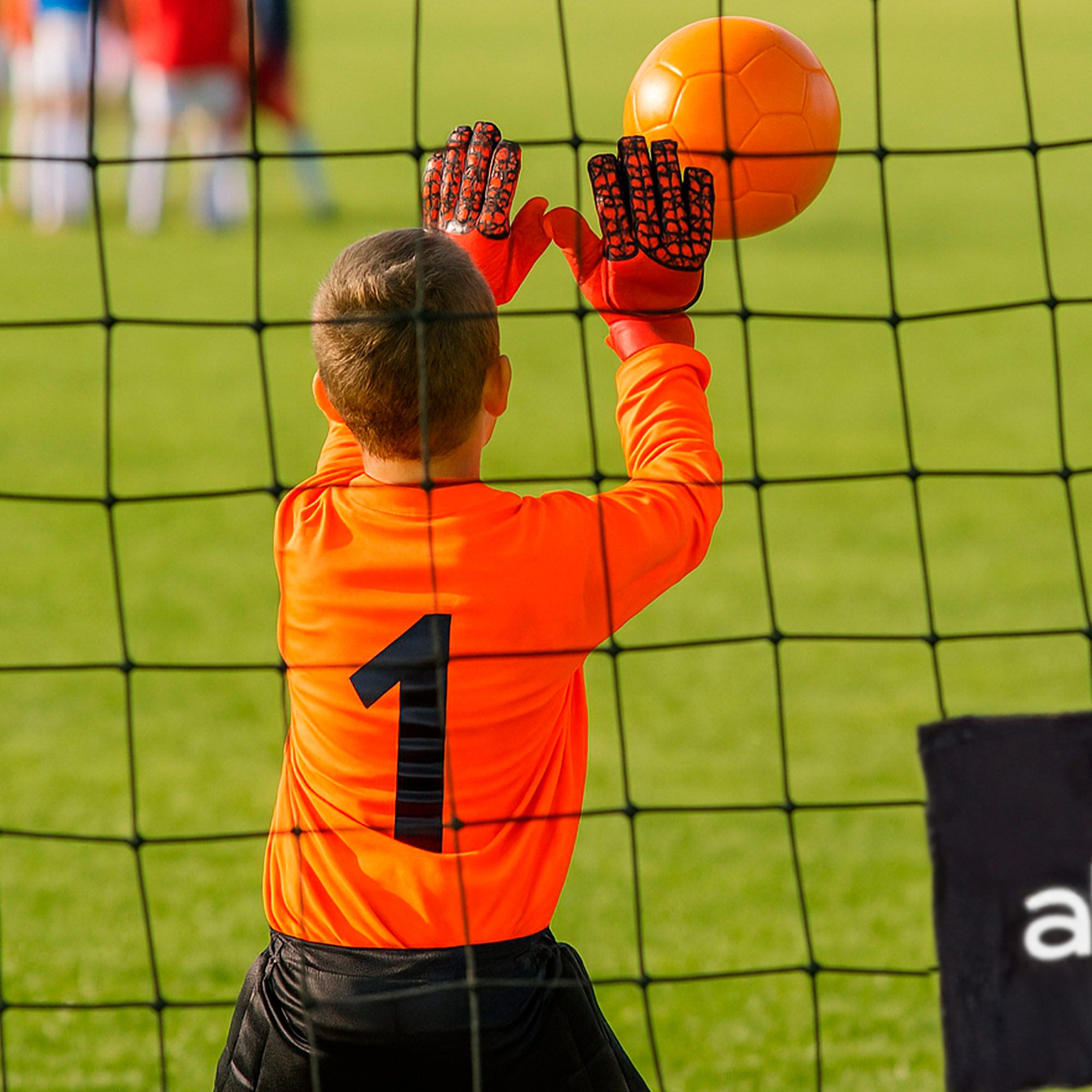 Trave de futebol Aktive de 2m em aço com rede reforçada e 6 estacas.