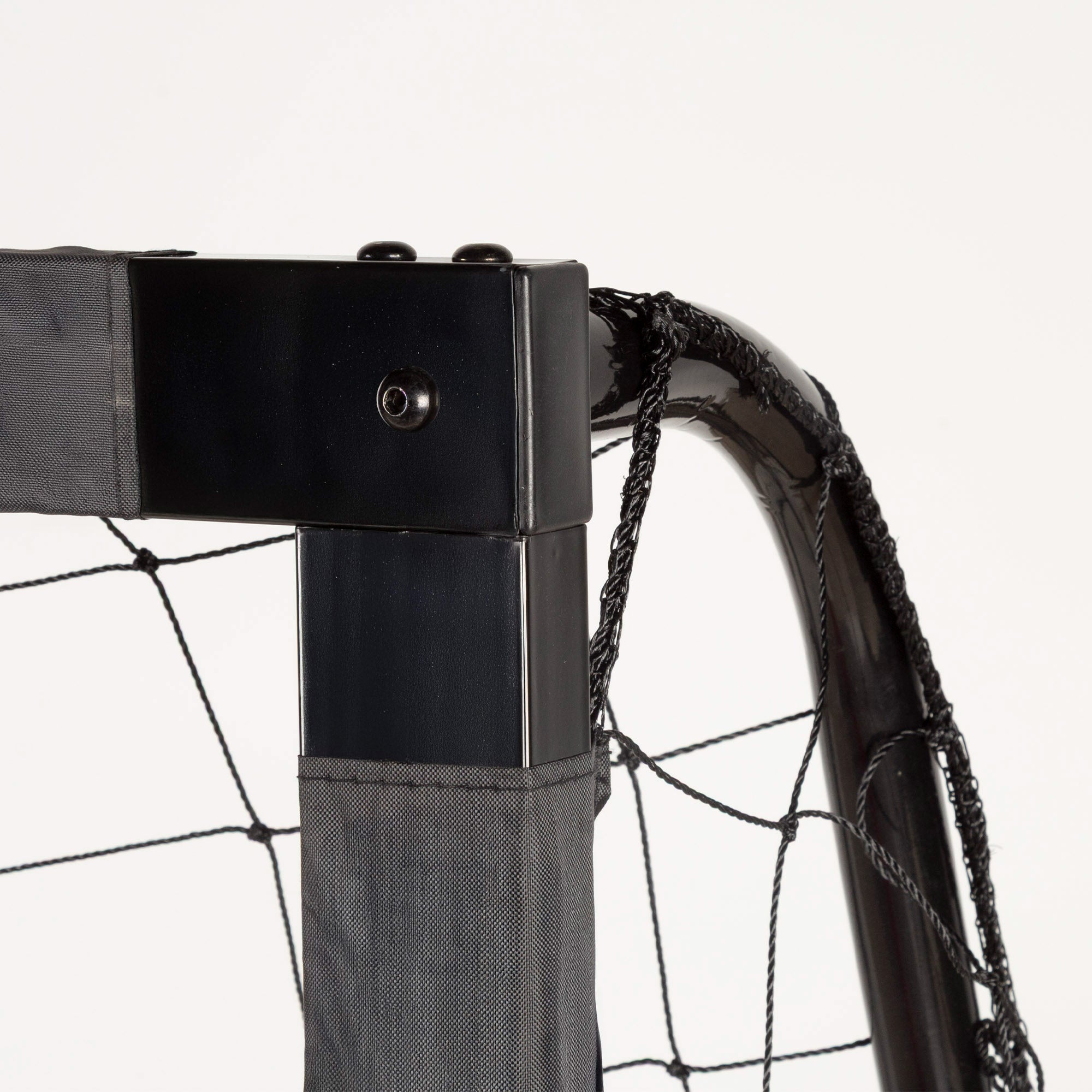 Trave de futebol Aktive de 3m em aço com rede reforçada e 7 estacas.