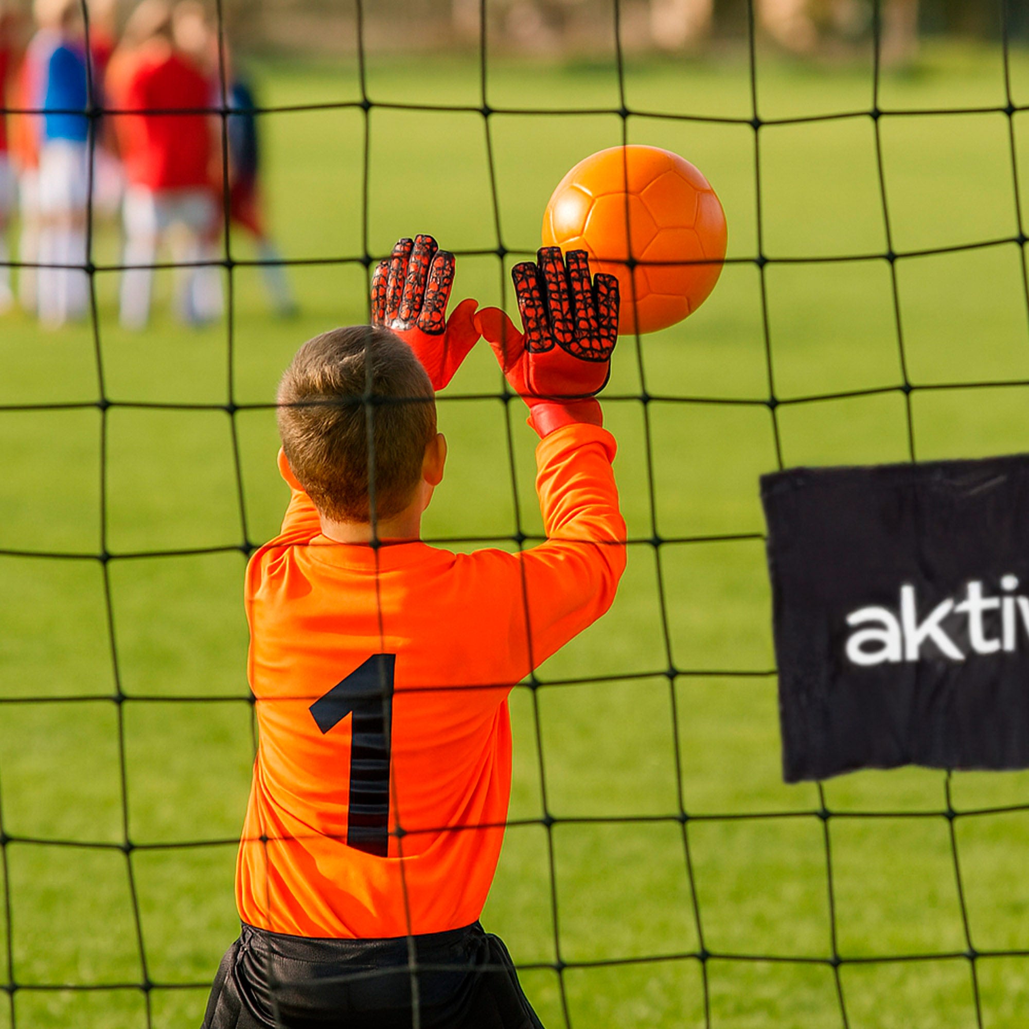 Trave de futebol Aktive de 3m em aço com rede reforçada e 7 estacas.