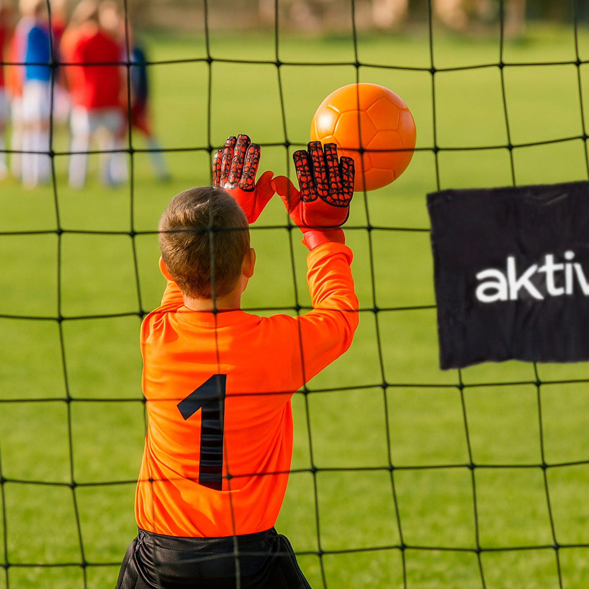Trave de futebol Aktive de 3m em aço com rede resistente e 7 estacas.