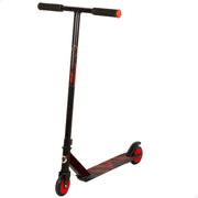 Trotinete infantil EVO com guiador giratório 360°, preto e vermelho.