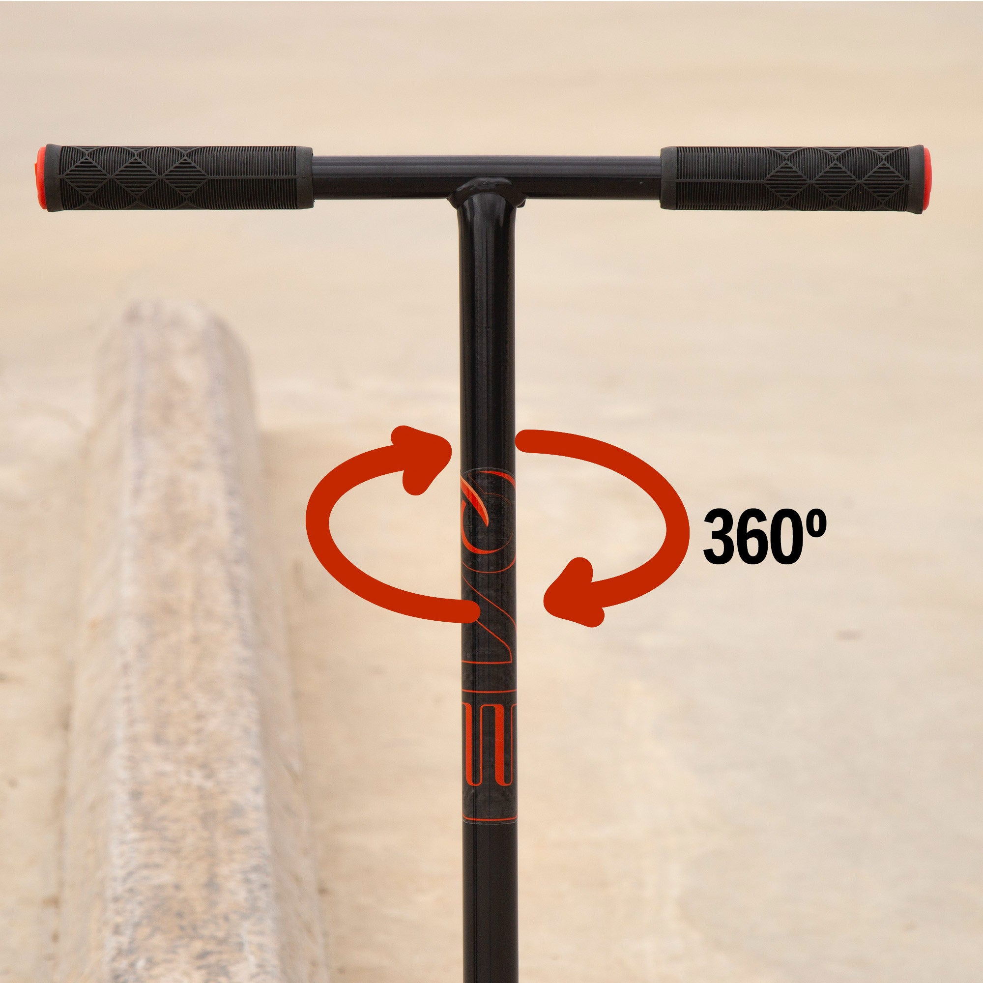 Trotinete infantil EVO com guiador giratório 360°, preto e vermelho.