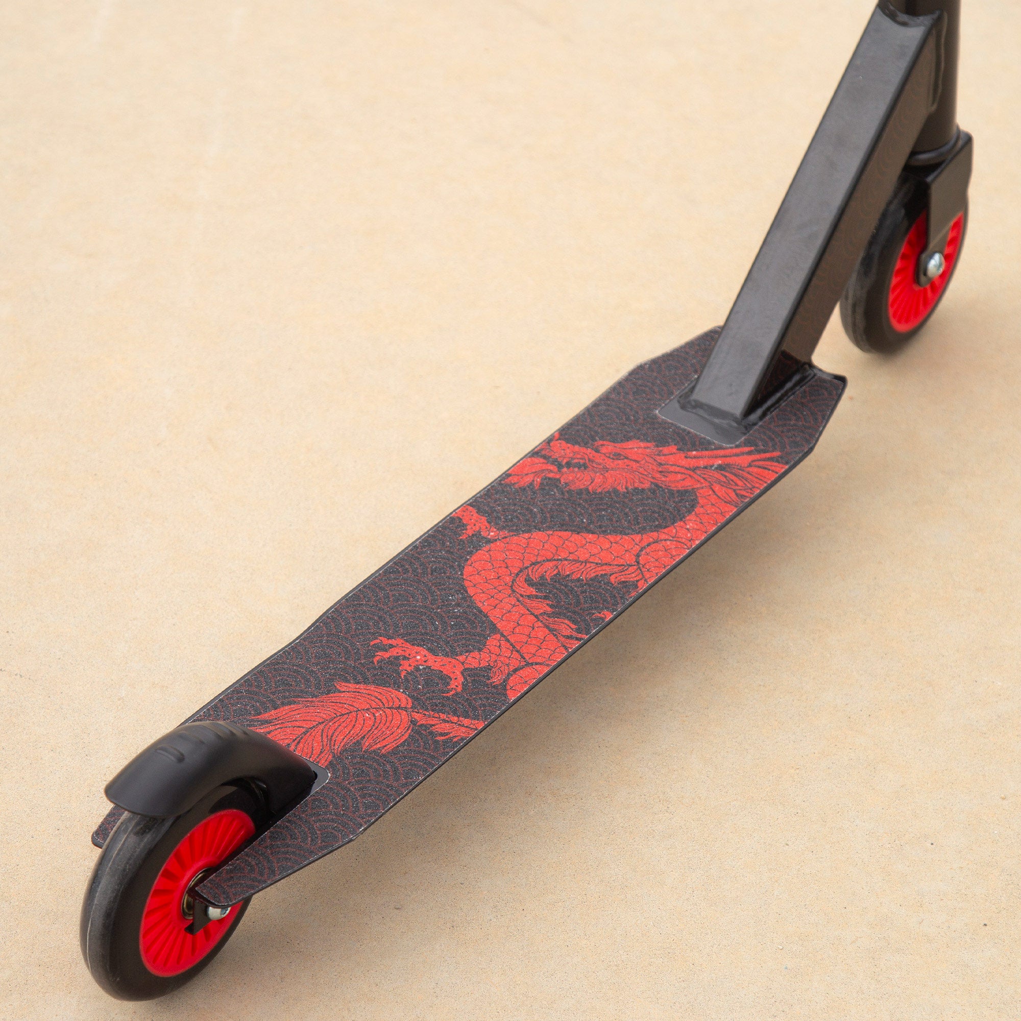Trotinete infantil EVO com guiador giratório 360°, preto e vermelho.