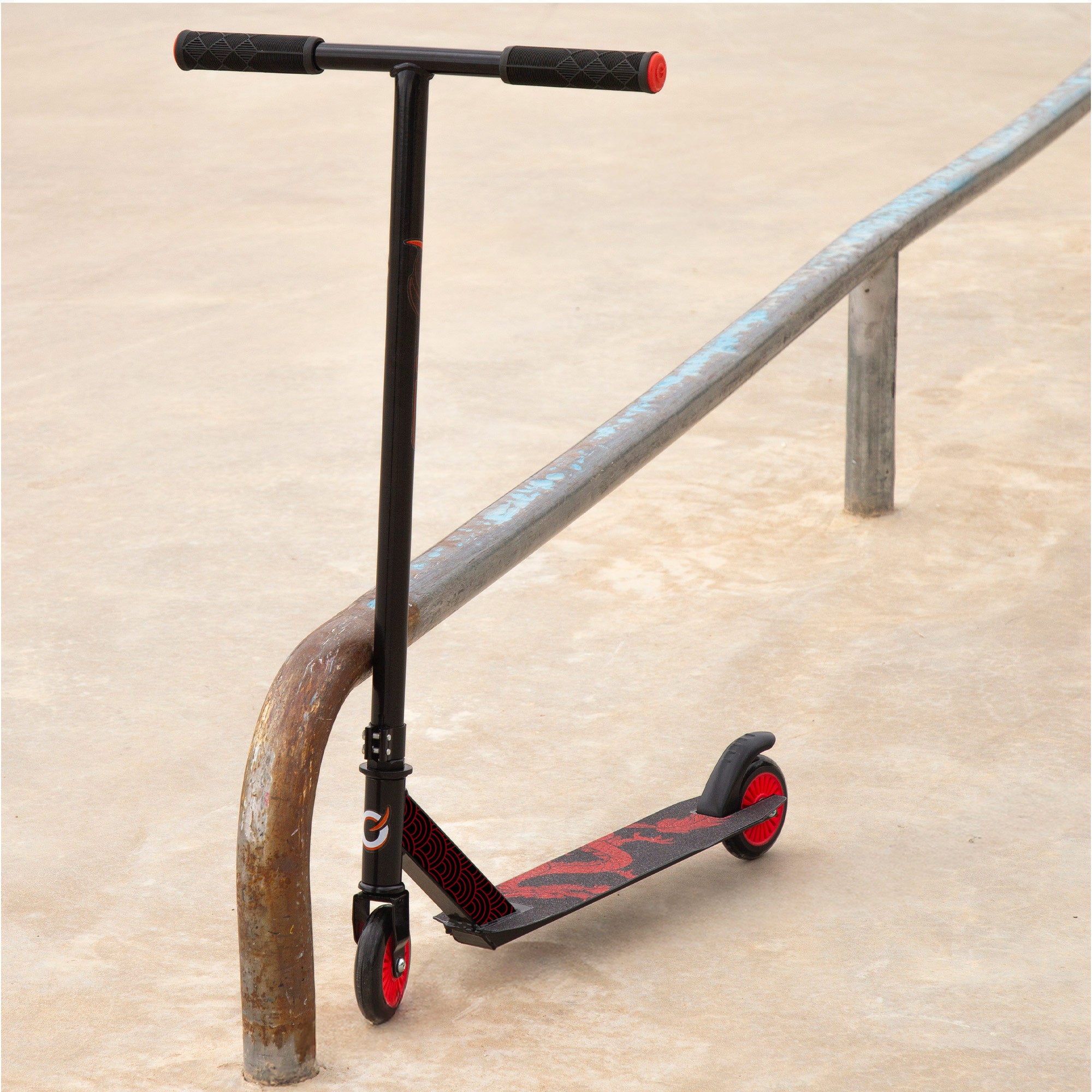 Trotinete infantil EVO com guiador giratório 360°, preto e vermelho.