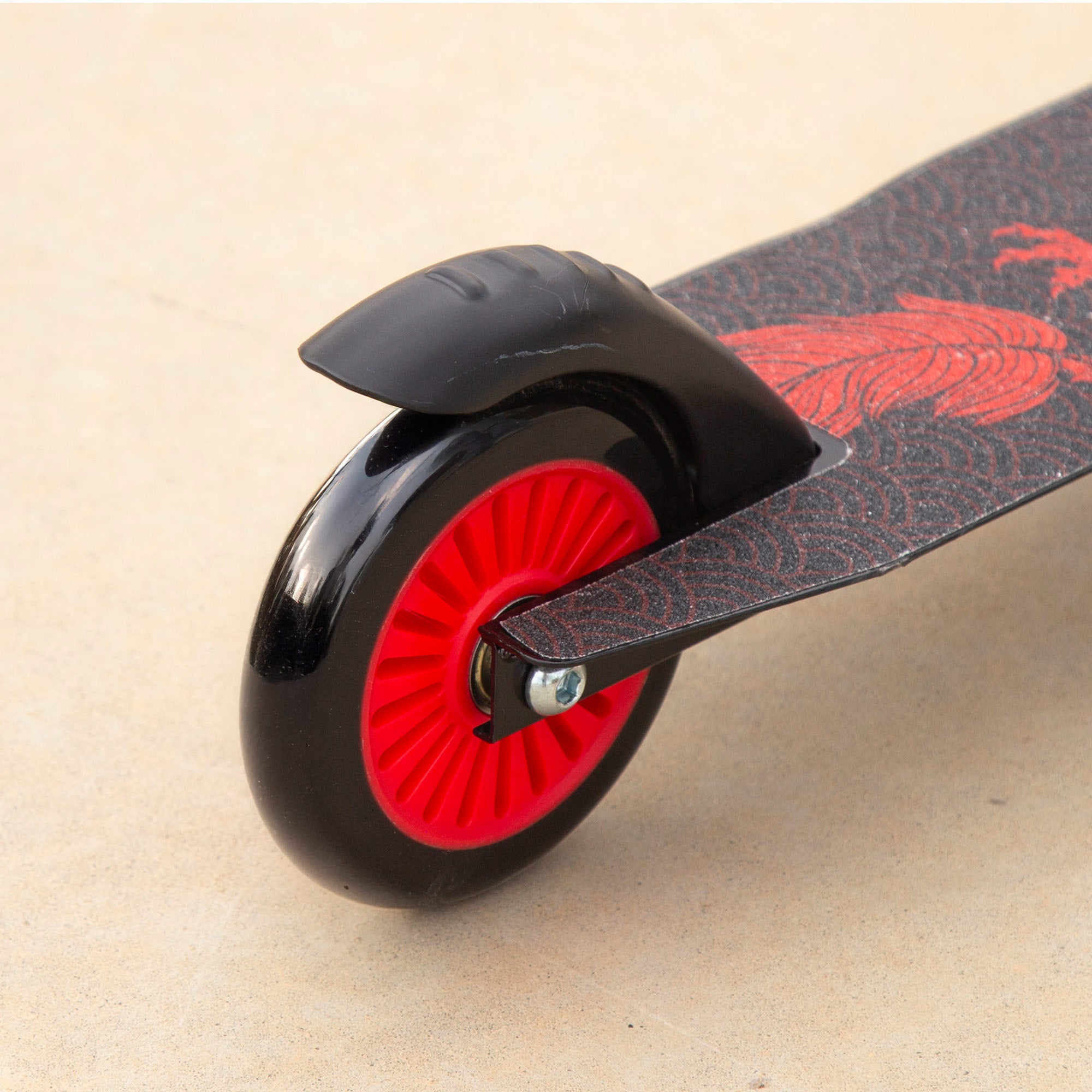 Trotinete infantil EVO com guiador giratório 360°, preto e vermelho.