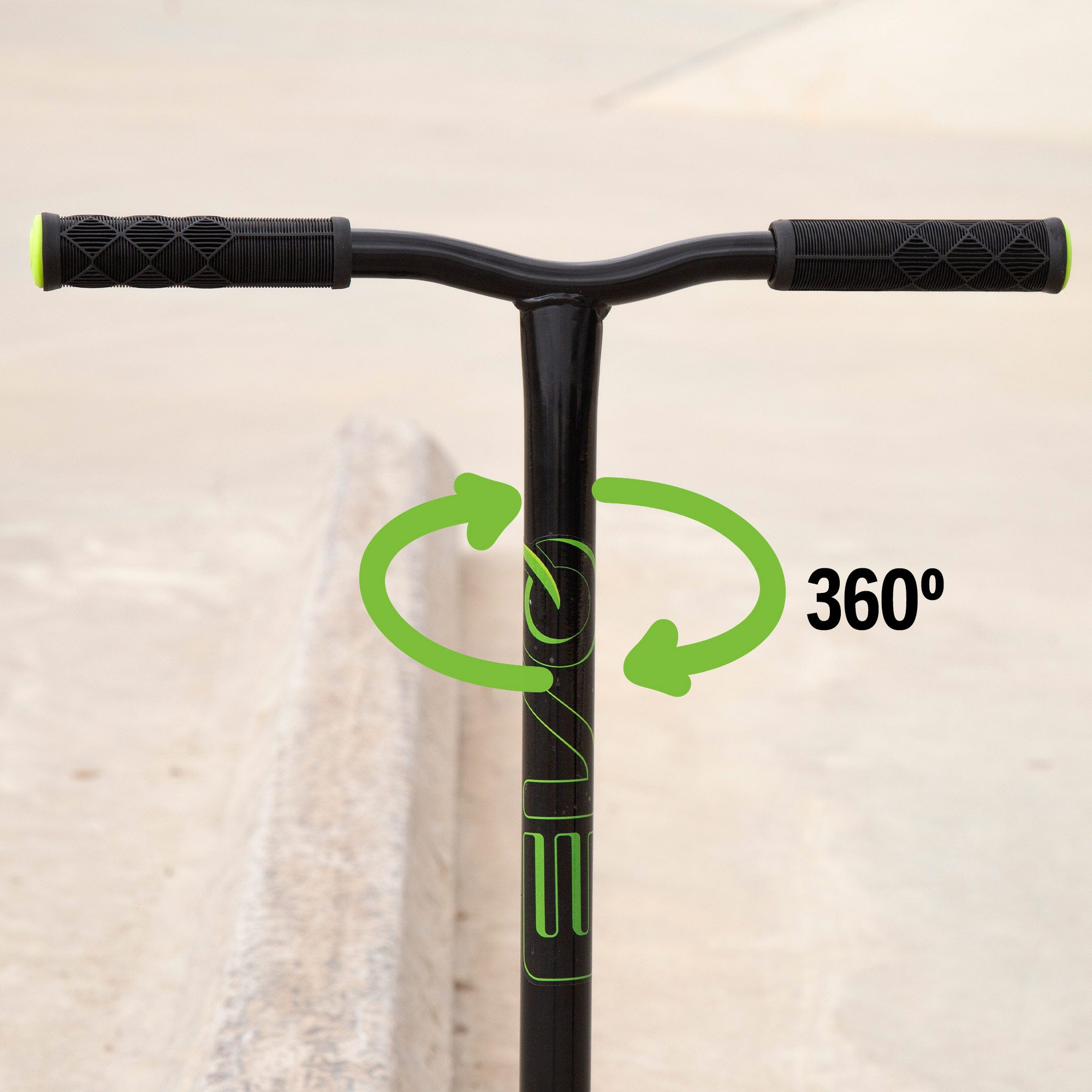 Trotinete infantil EVO com guiador giratório 360º, preto e verde.