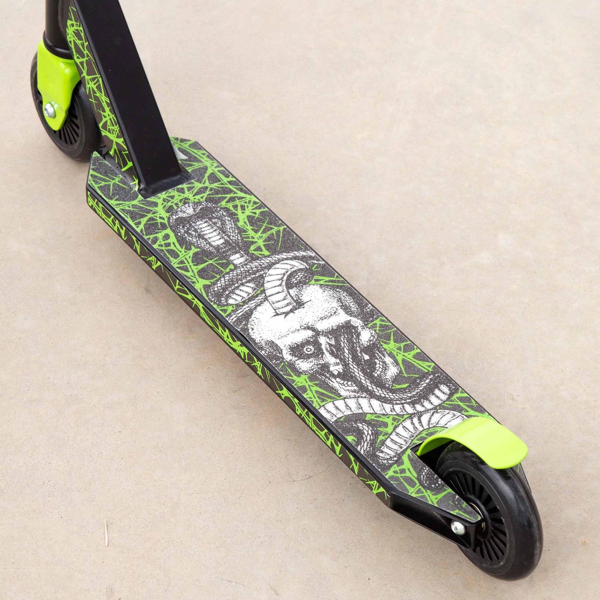 Trotinete infantil EVO com guiador giratório 360º, preto e verde.