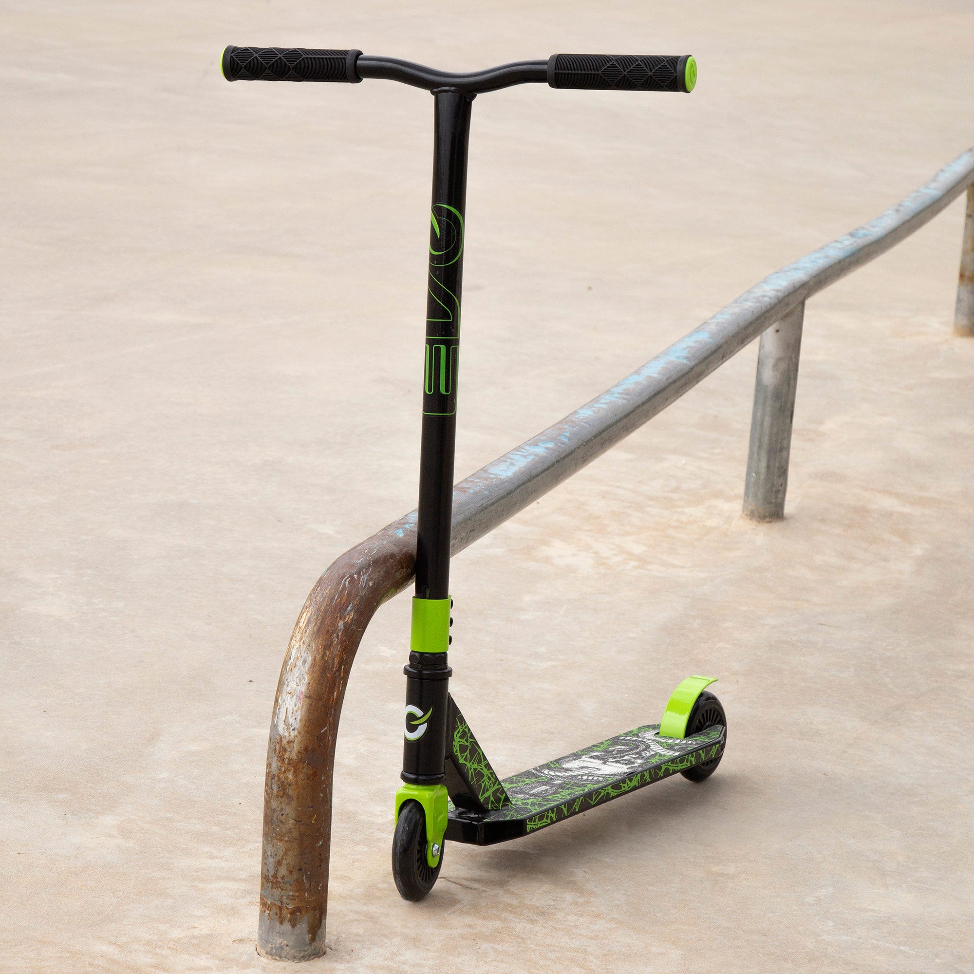 Trotinete infantil EVO com guiador giratório 360º, preto e verde.