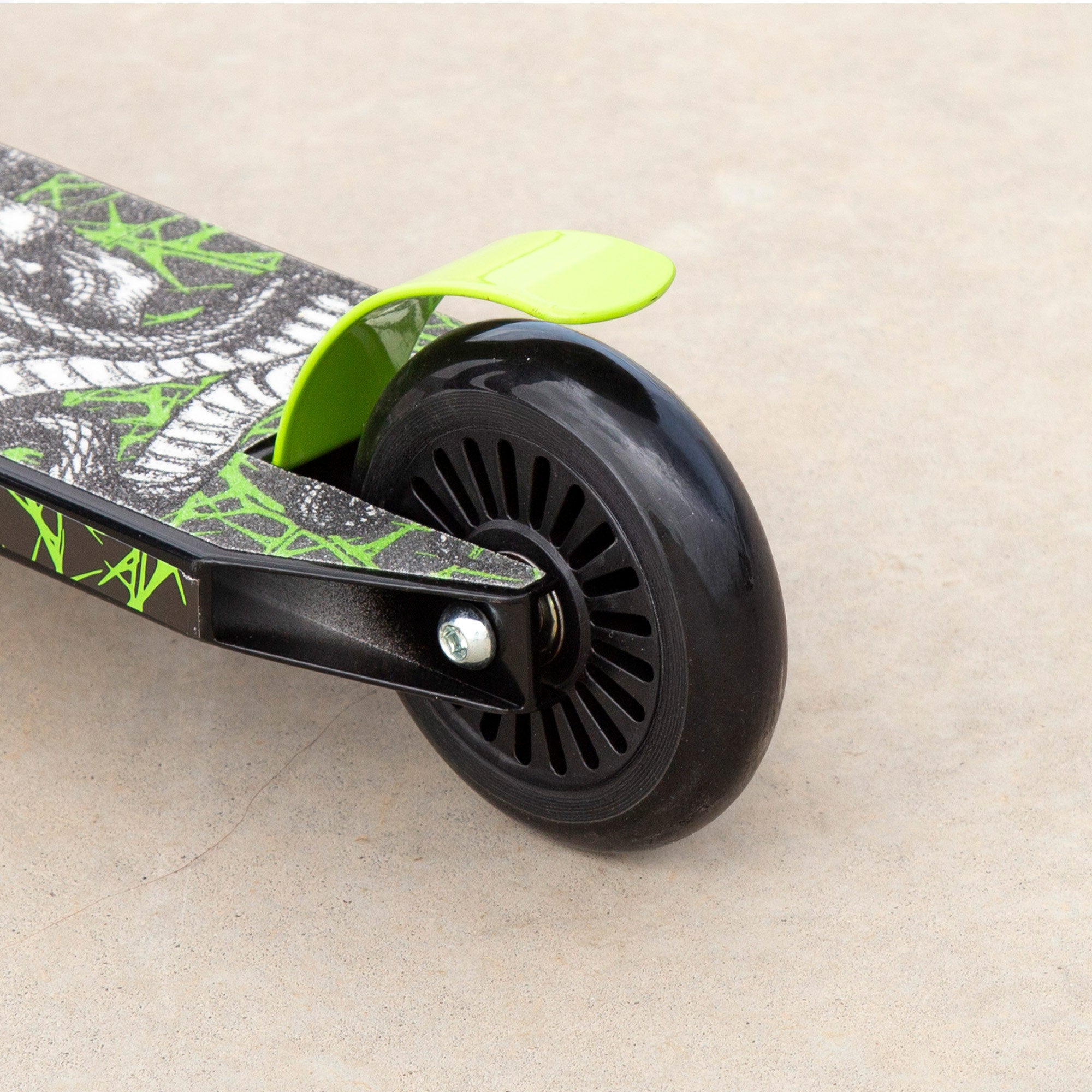 Trotinete infantil EVO com guiador giratório 360º, preto e verde.