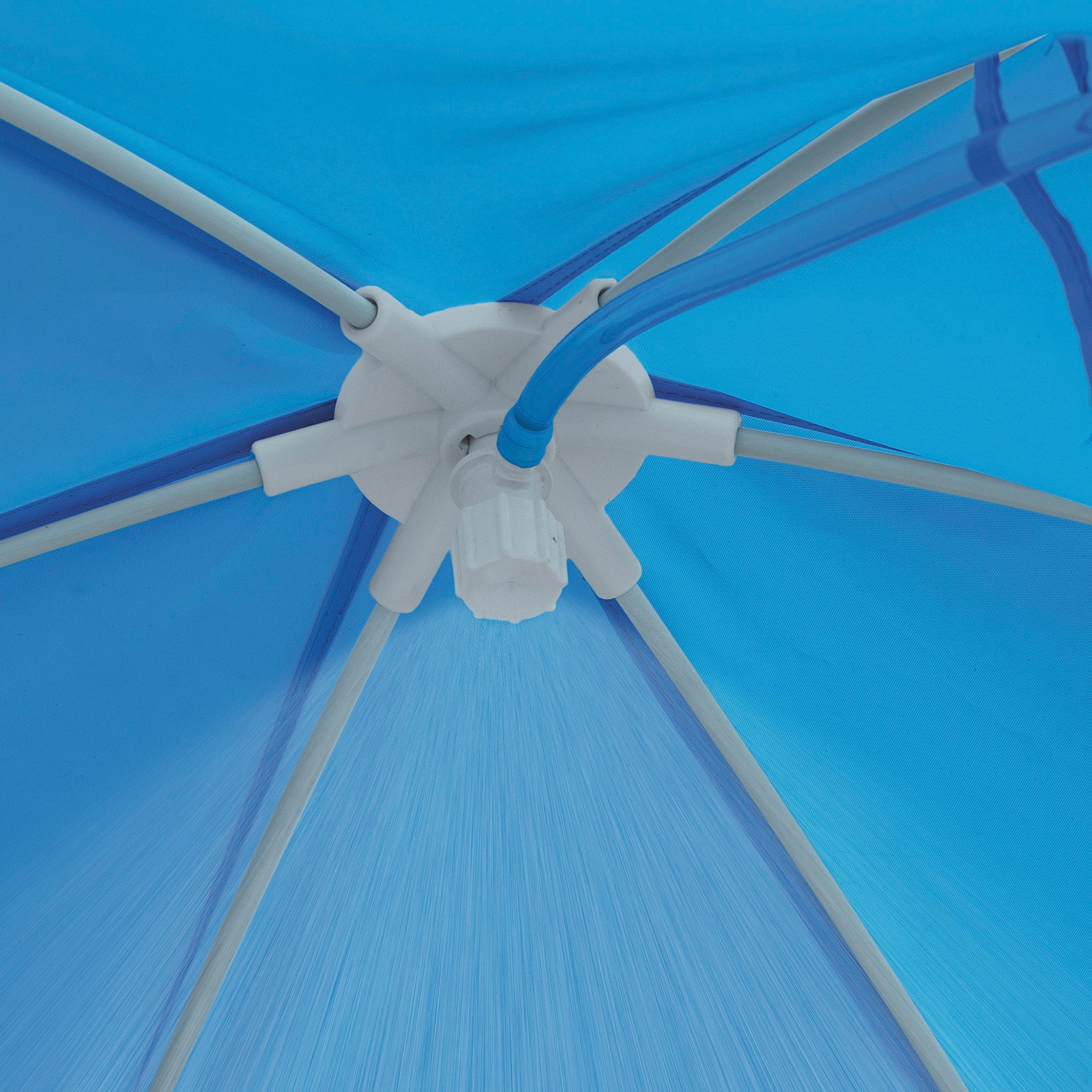 Piscina hexagonal INTEX de 700 litros para instalação acima do solo, com estrutura metálica e toldo amovível.