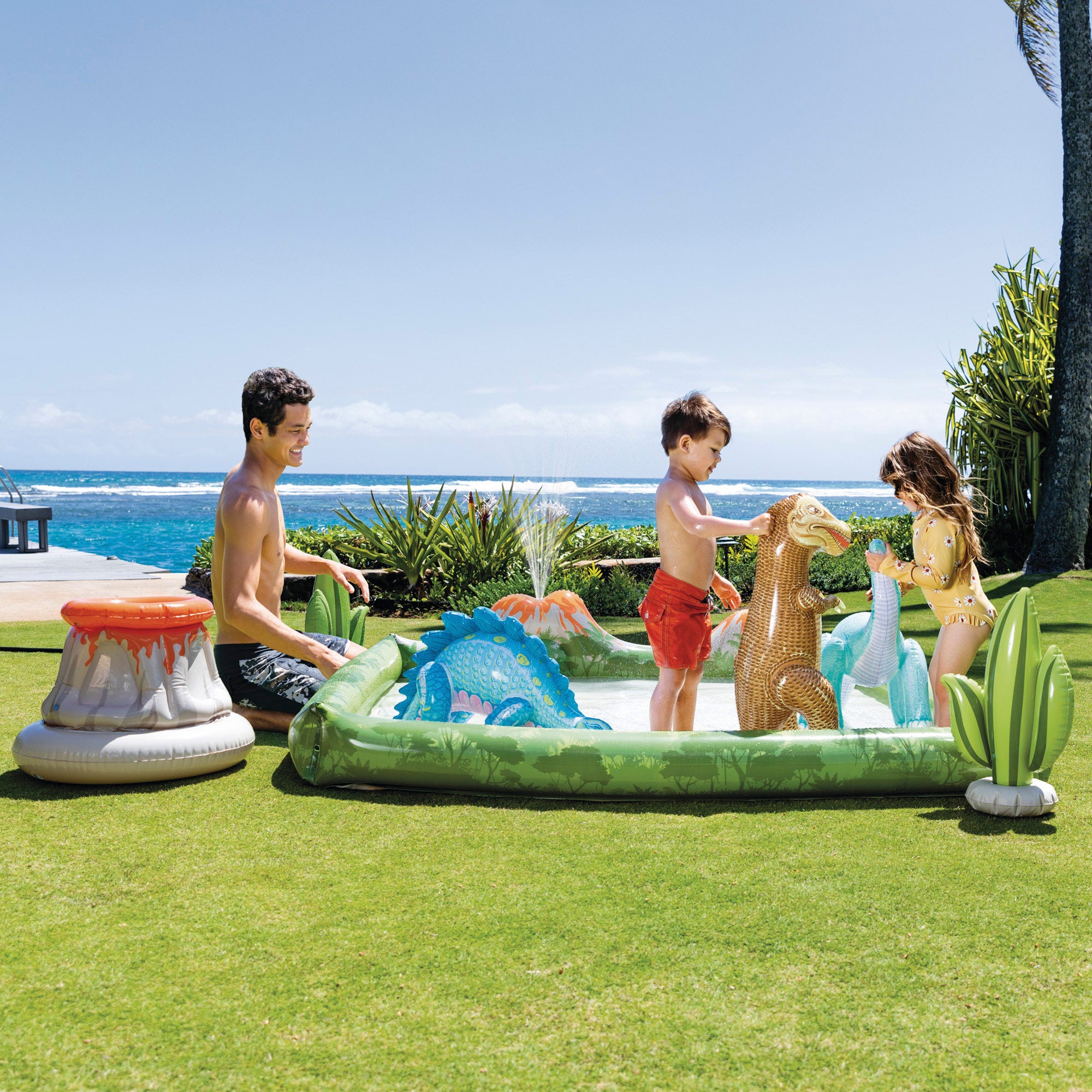 Centro de recreação aquática insuflável INTEX com tema de dinossauros, incluindo aspersor, piscina de bolas e brinquedos insufláveis.