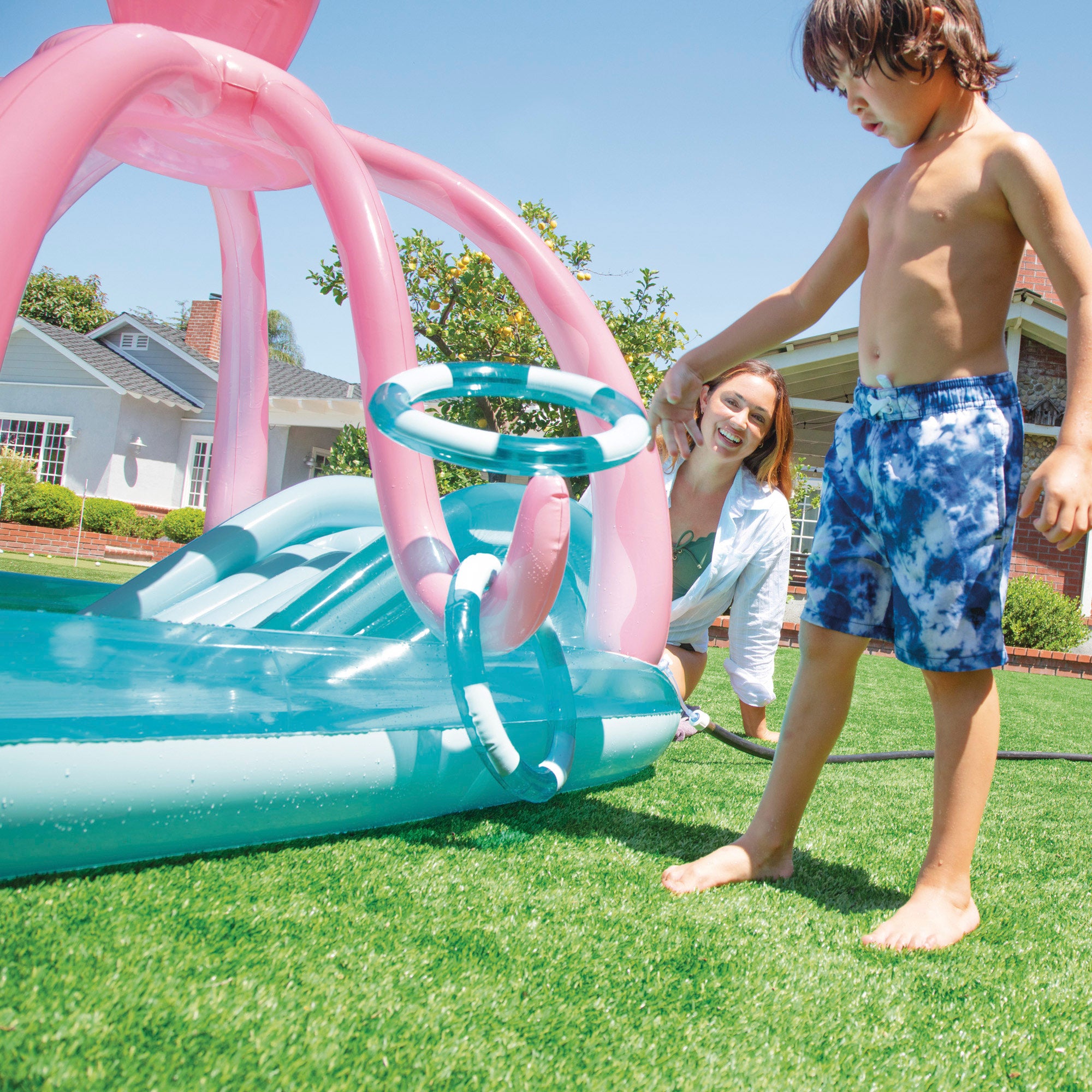Centro de jogos aquático insuflável em forma de polvo da INTEX com aspersor, escorrega e conjunto de argolas.