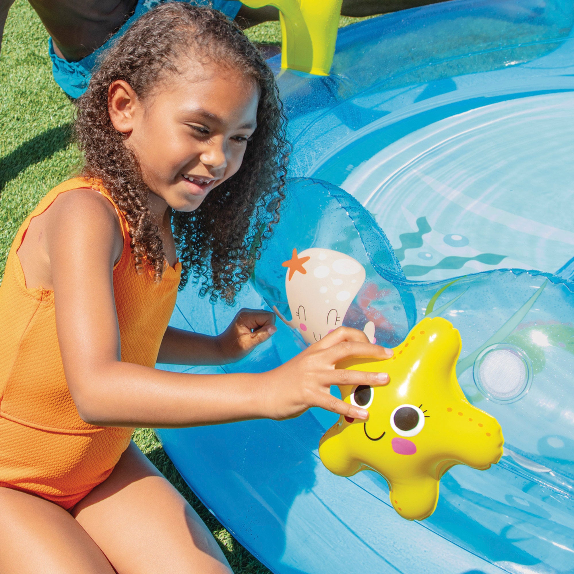 Centro de jogos subaquático insuflável INTEX com aspersor, escorrega e estrela-do-mar.