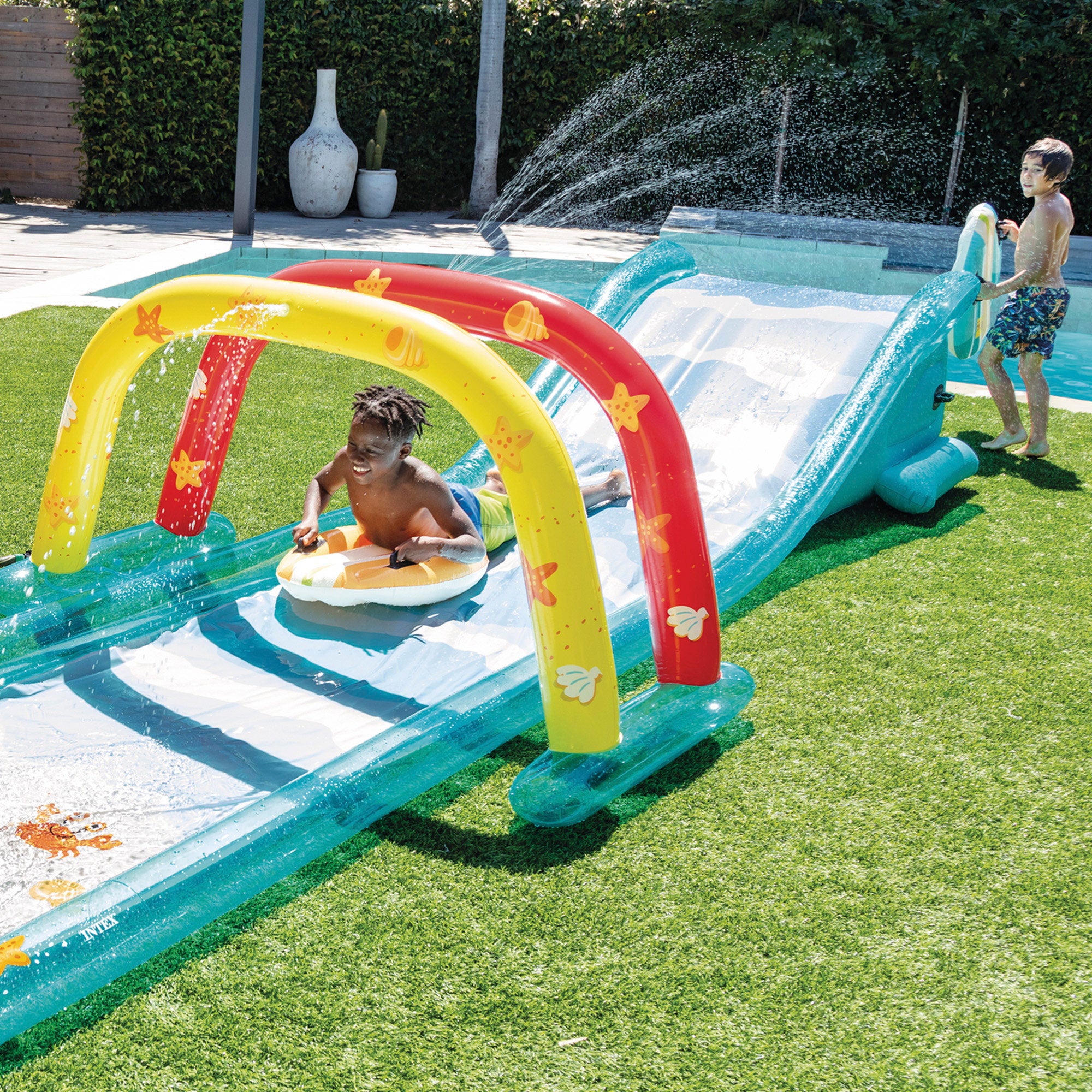 Pista de Tobogã Aquático INTEX com Aspersor, Pranchas de Surf e Escorrega