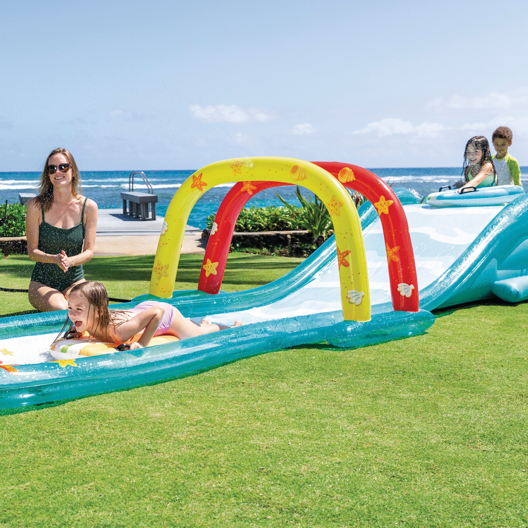 Pista de Tobogã Aquático INTEX com Aspersor, Pranchas de Surf e Escorrega