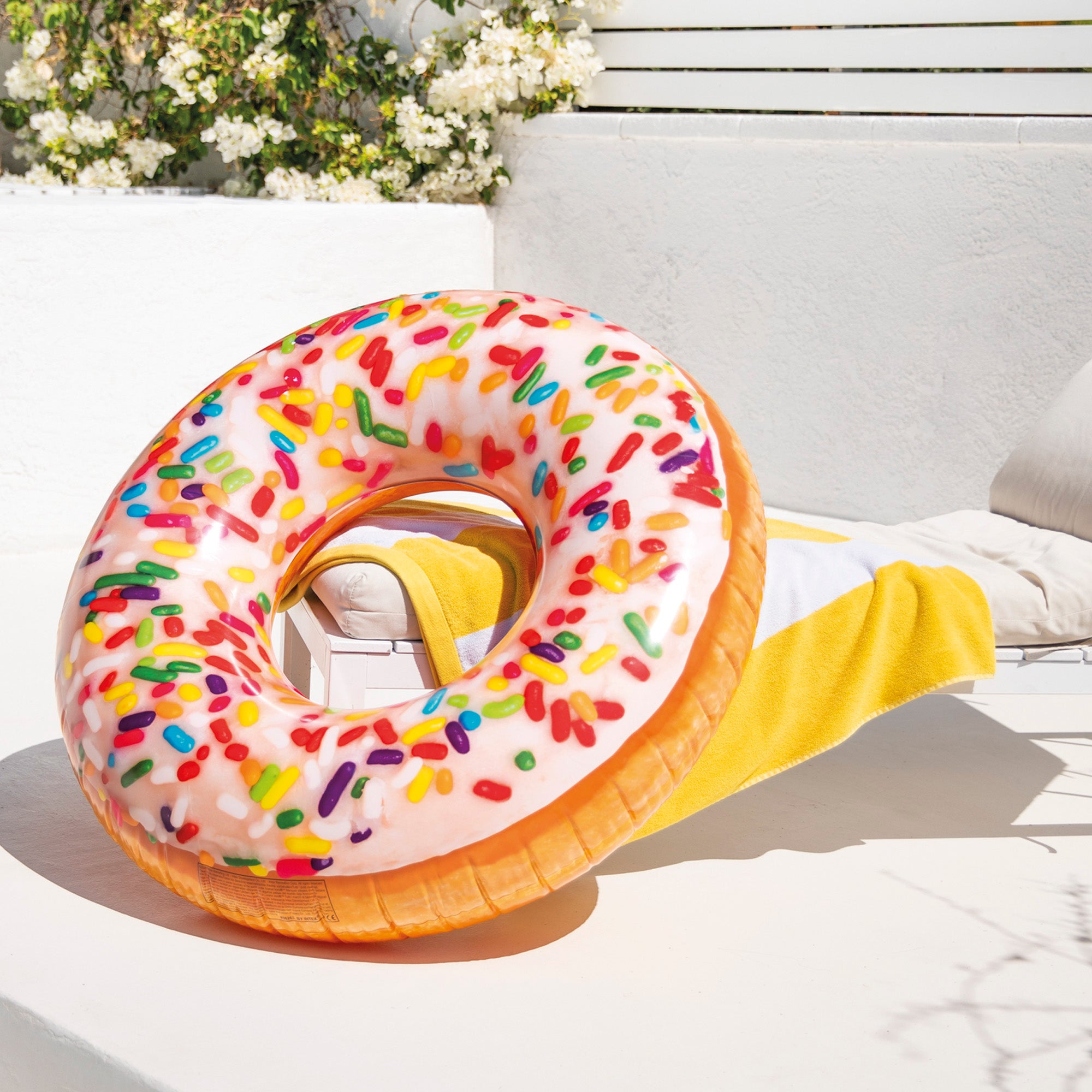 Roda insuflável em forma de donut da INTEX, colorida, com 99 cm de diâmetro.