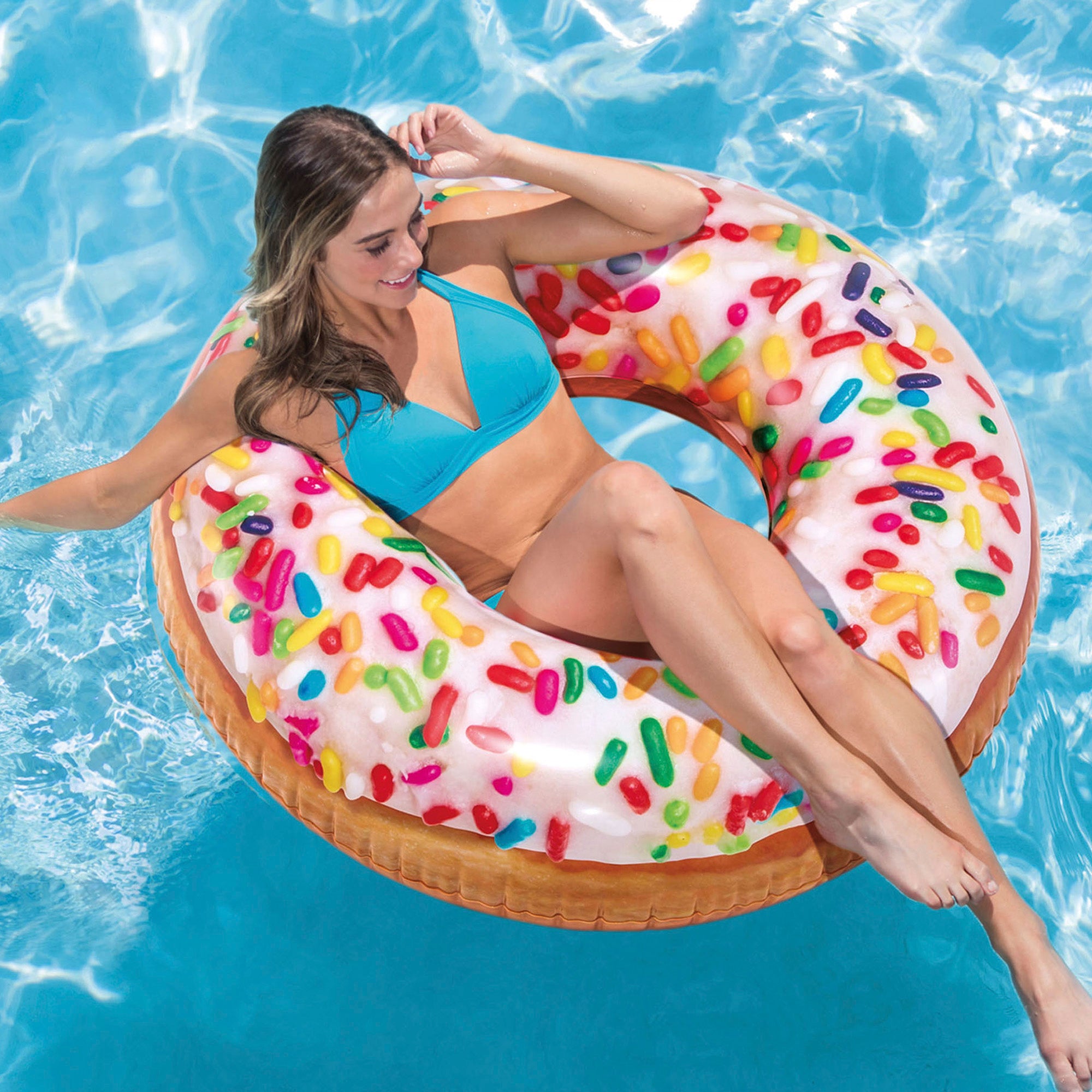 Roda insuflável em forma de donut da INTEX, colorida, com 99 cm de diâmetro.
