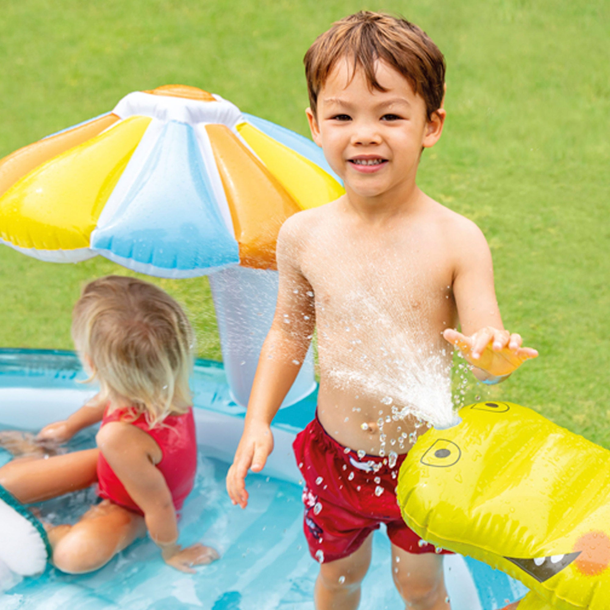 Centro de jogos aquático insuflável em forma de crocodilo da INTEX com aspersor e escorrega.