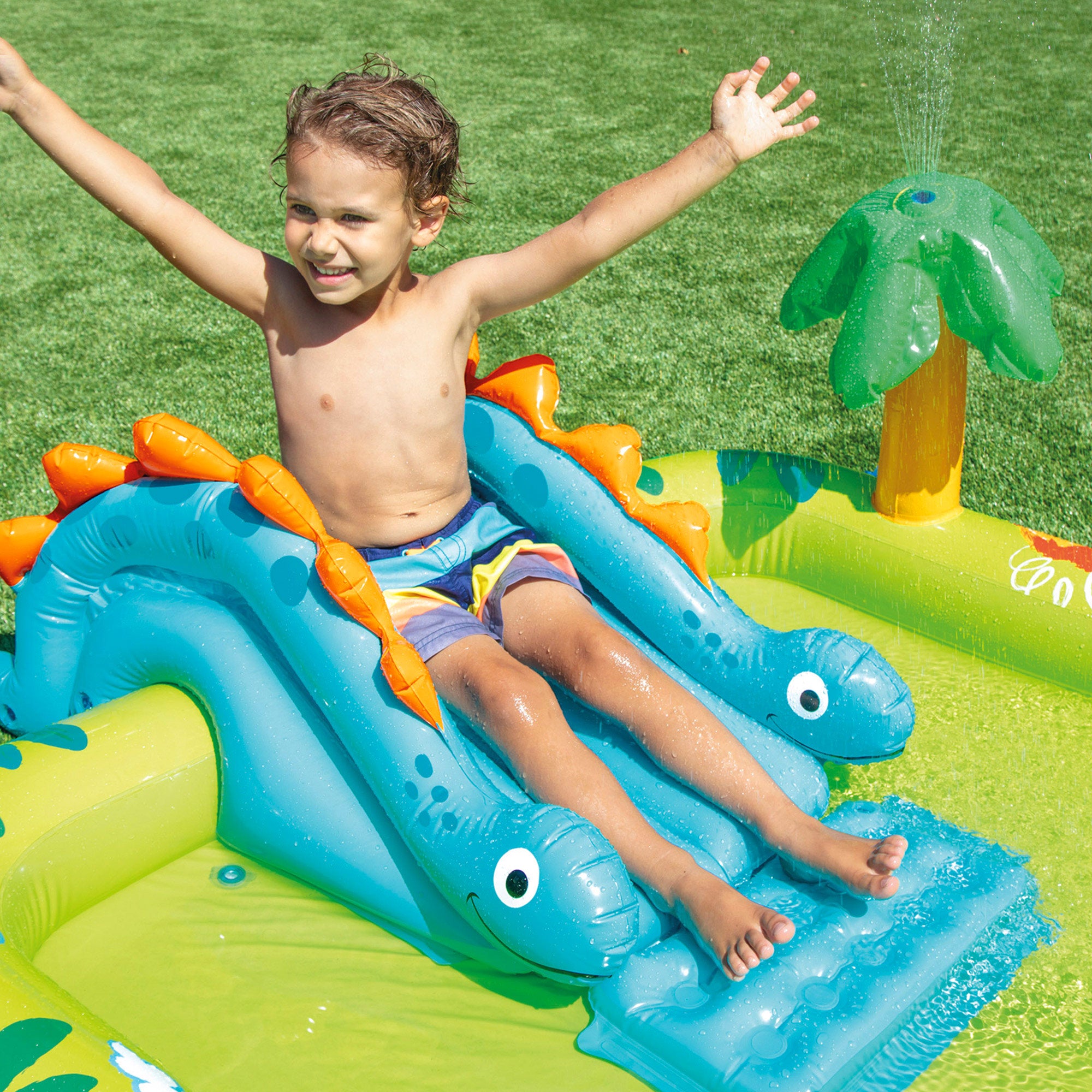 Centro de jogos insuflável INTEX com tema de dinossauros, escorrega e chuveiro.