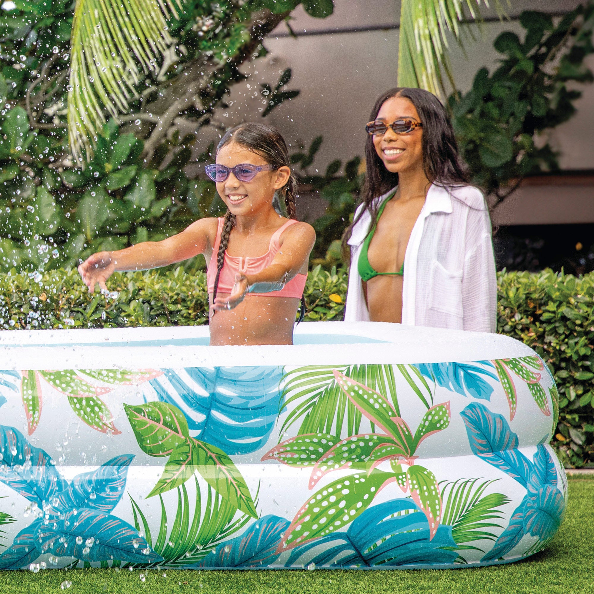 Piscina insuflável tropical INTEX com estampado de folhas e dreno.