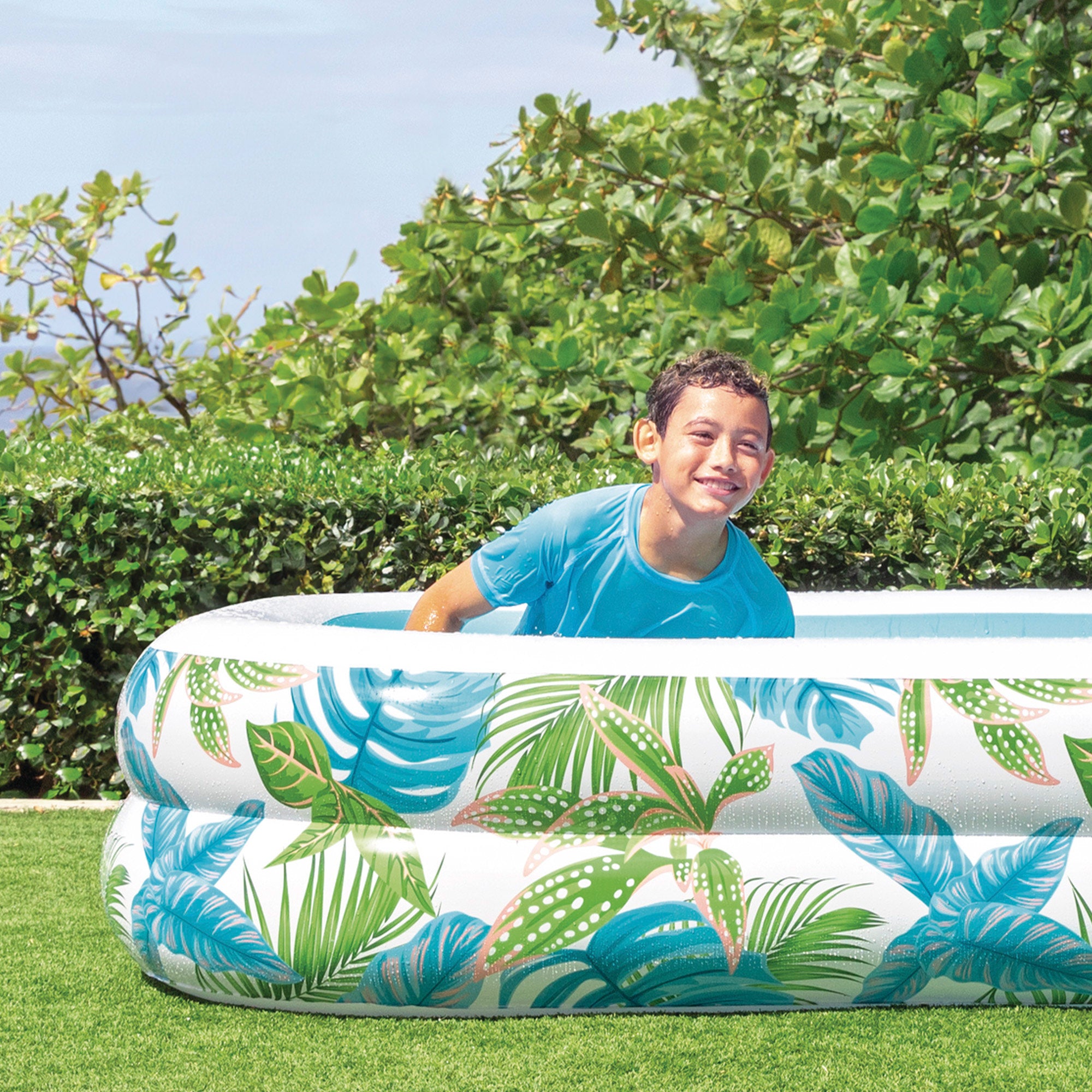 Piscina insuflável tropical INTEX com estampado de folhas e dreno.