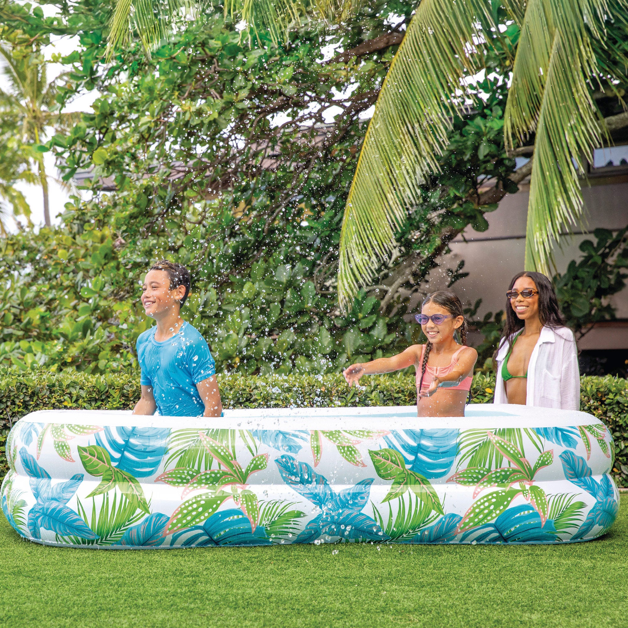 Piscina insuflável tropical INTEX com estampado de folhas e dreno.